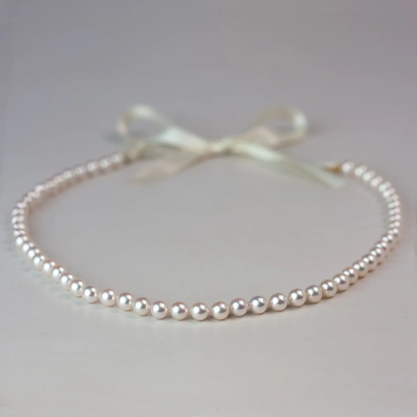 &ldquo;Vermeer&rsquo;s Light&rdquo; Japanese Akoya pearls, 22-karat gold and ribbon 𝘰𝘧𝘧 𝘵𝘩𝘦 𝘤𝘢𝘯𝘷𝘢𝘴 of Vermeer&rsquo;s &ldquo;Mistress and Maid&rdquo;