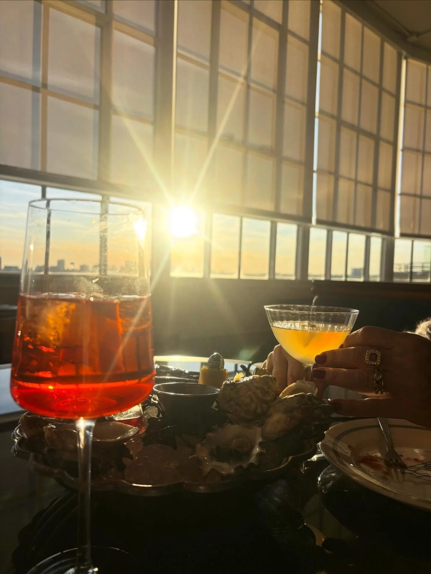 @the.yacht.club.nyc happy hour upstairs!🍸🦪