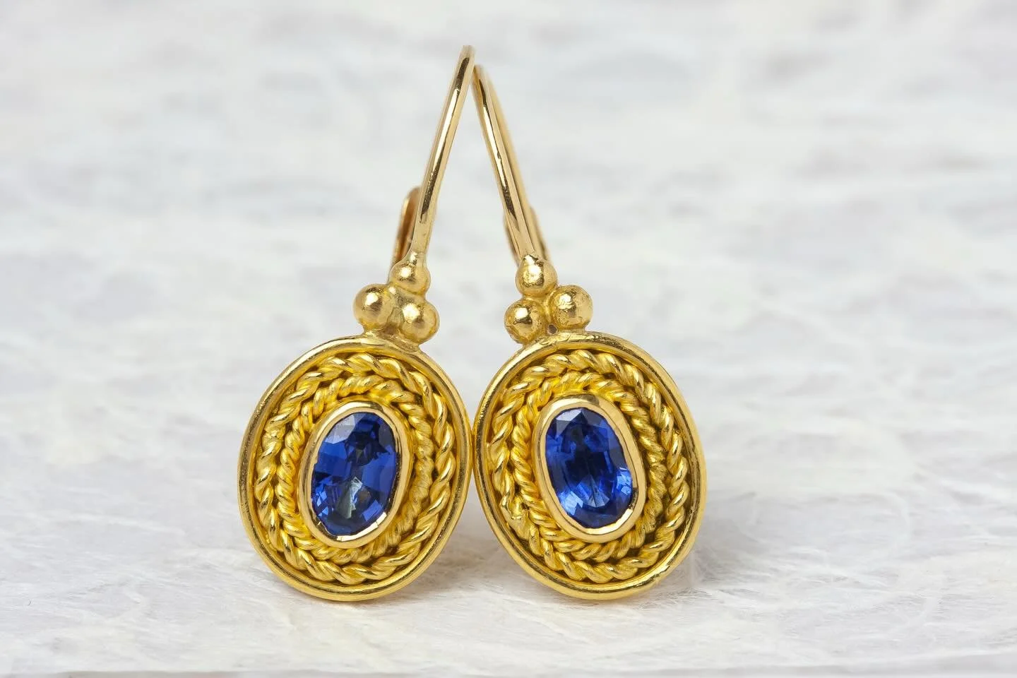 &ldquo;Gardenia&rdquo;, earrings, 22-karat gold and blue sapphires. Handcrafted from scratch in NYC.

#metalfirelove