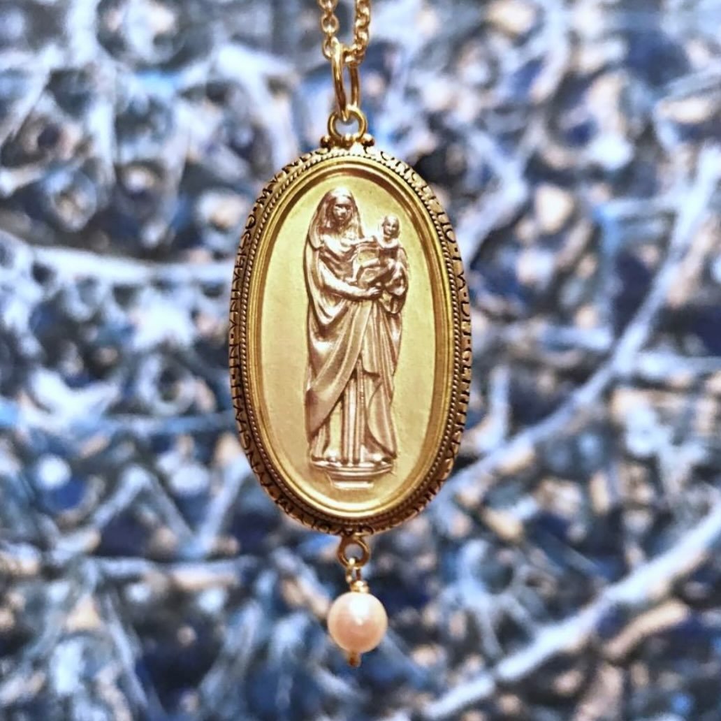 Buona Festa 💫 

#FeastOfTheAssumption

22-karat gold and cultured pearl Virginia and Child necklace.