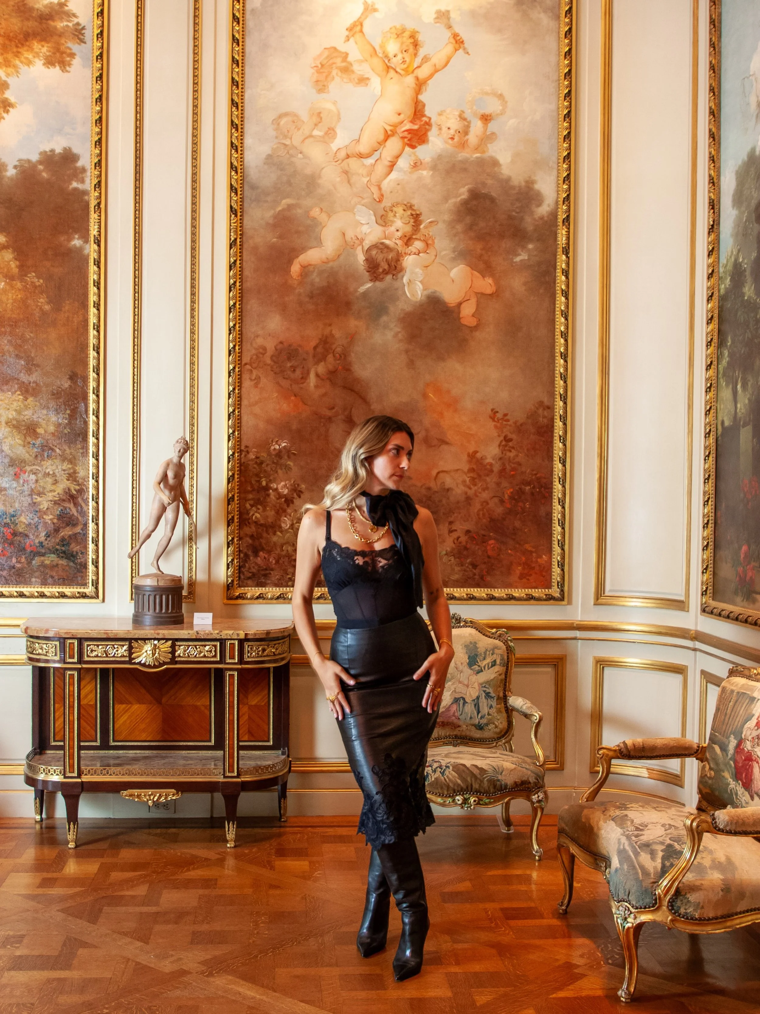 OFF THE CANVAS: PORTRAITS REIMAGINED

In the Fragonard Room, Sabrina steps into a world of painted portraits, gilded interiors, and the romantic imagination of Fragonard. Her striking black silhouette and 22-karat gold jewels feel almost painted into