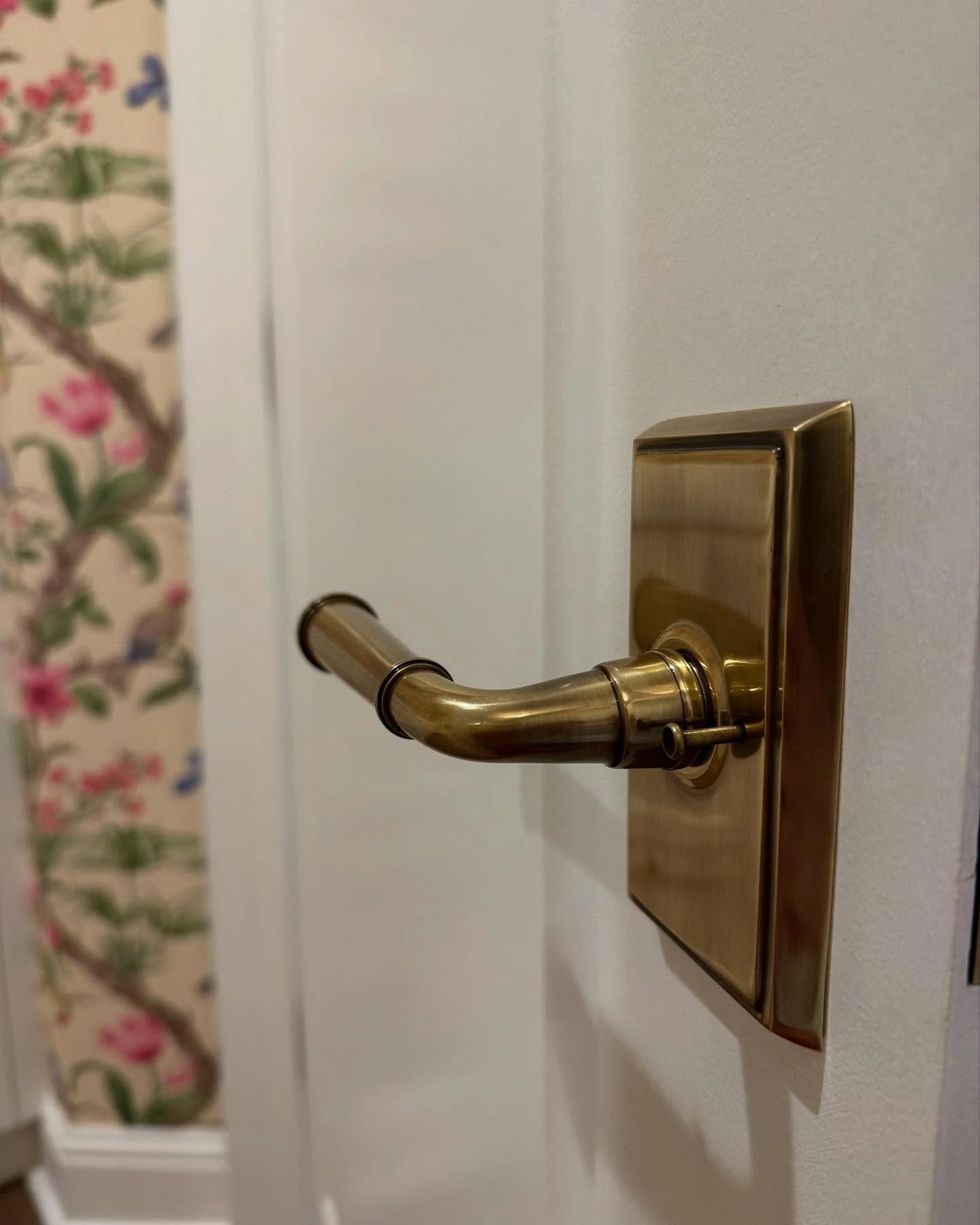 The simple details we keep thinking about&mdash;Perfectly French Antiqued @di.build @thehometeamdbt @studiobelmont.co