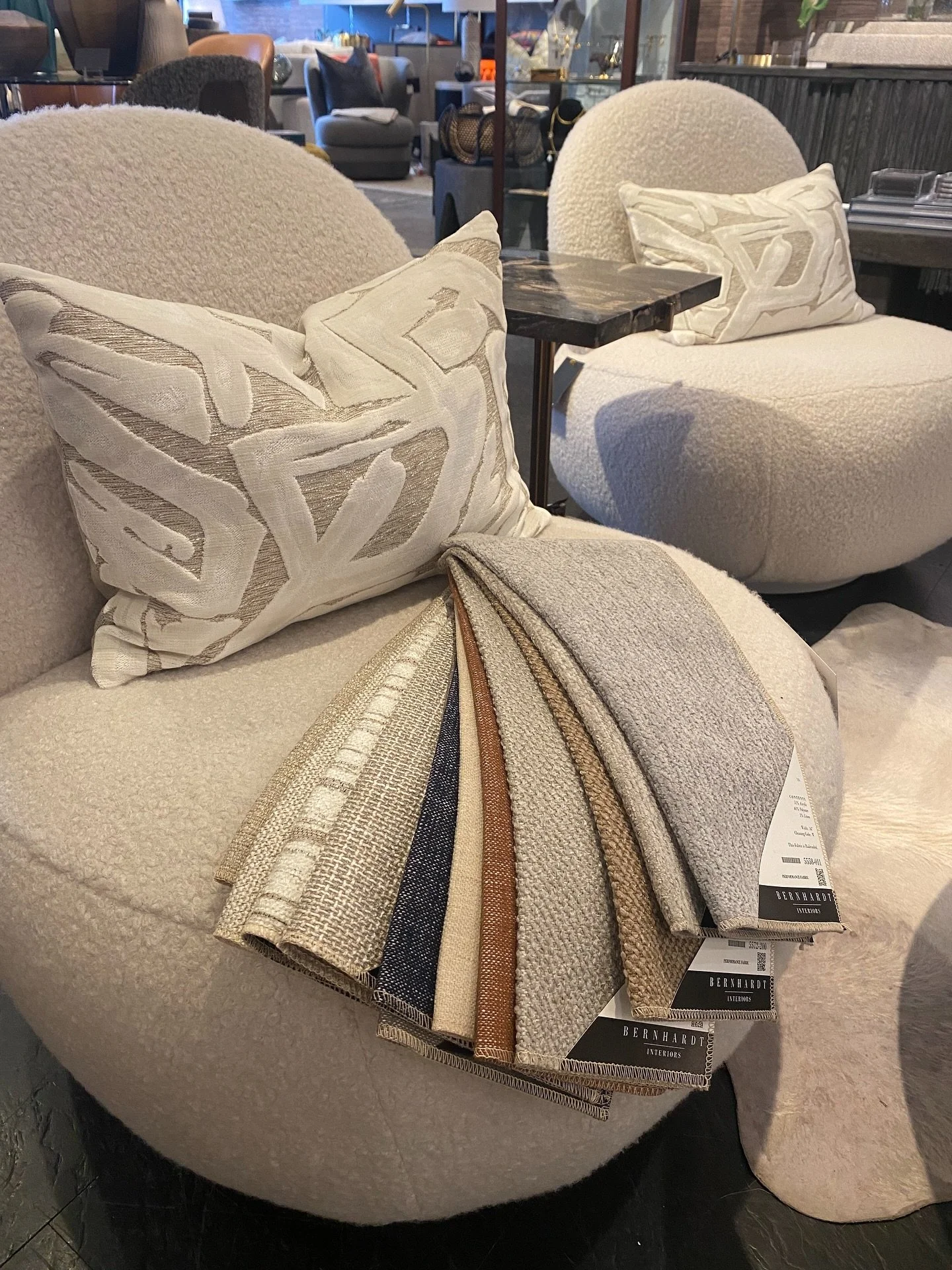 Bring on the Jammy Hands…Loving our plush New Performance fabrics @bernhardtfurniture 
.
.
#bernhardt #interiors #interiordesign #interiordesignvancouver #vancouverinteriordesign #yvrinteriors #vancouverinteriordesigner #vancouverinteriordesig