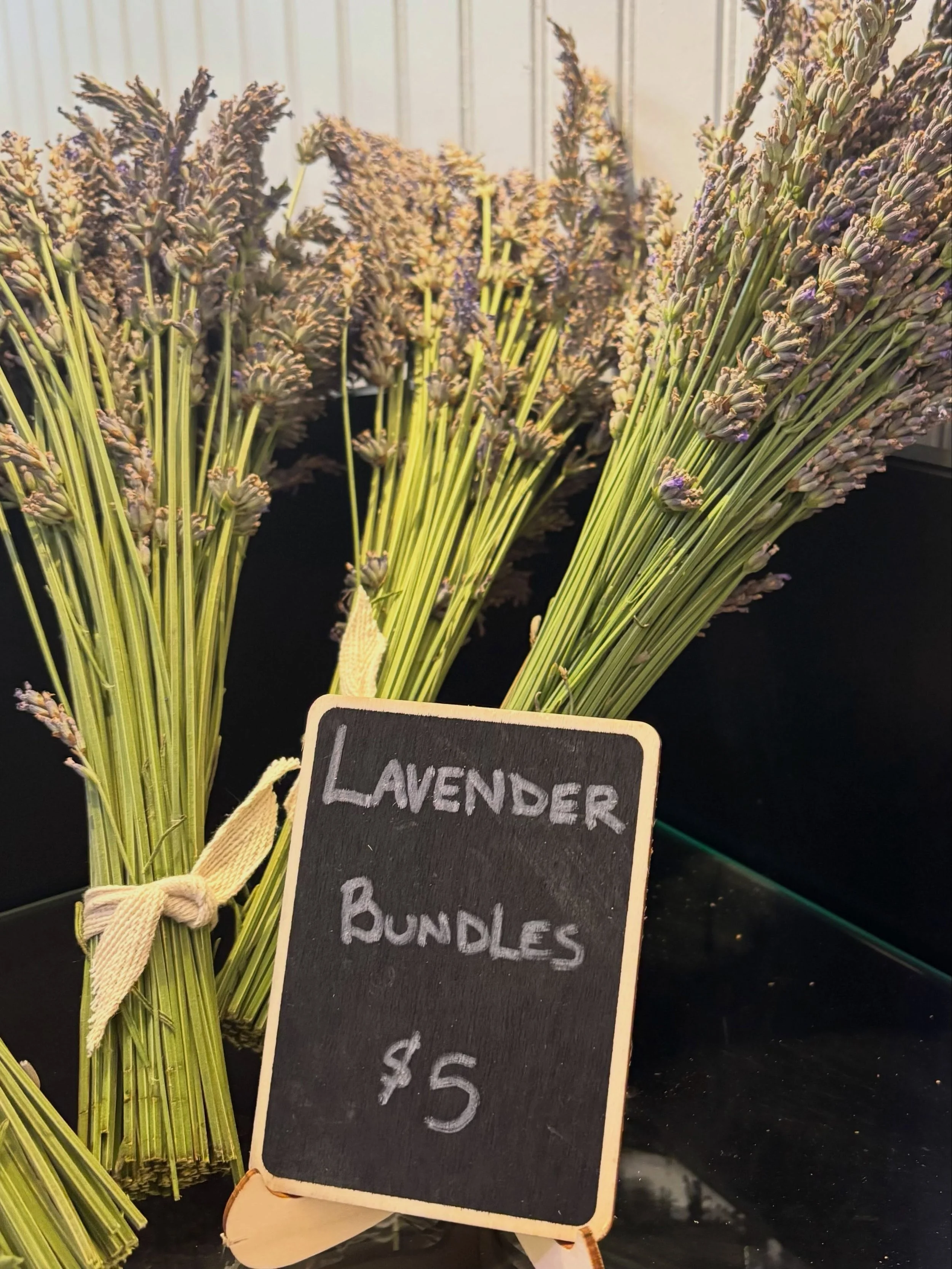 Welcome to our new, self-serve Farm Stand! $5 Lavender bundles🪻and $5 a dozen eggs🥚direct from our ranch @brokenarrowranchoregon! Freshly baked sourdough bread 🍞! Proceeds benefit our wild mustangs at Broken Arrow Ranch! Whip up a delicious breakf