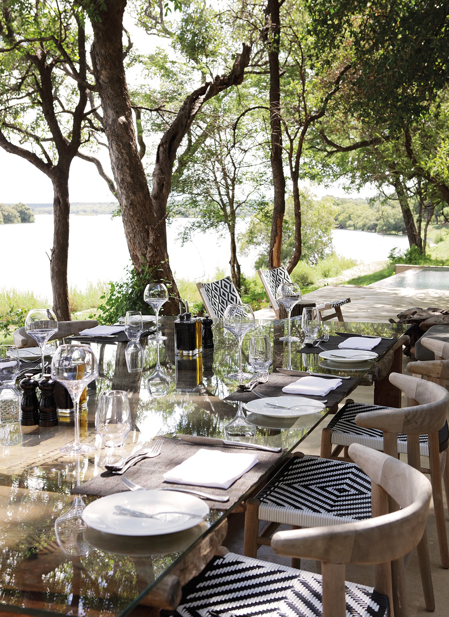 matetsi_riverhouse_lunch1.jpg