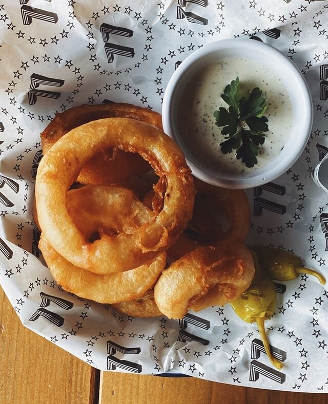We spent far too much time and shed way too many tears figuring out how to make the onion rings the way we want them. ⁠
.⁠
.⁠
.⁠
Menu Hack - Dry Rub, Burger Sauce, F.O.D.