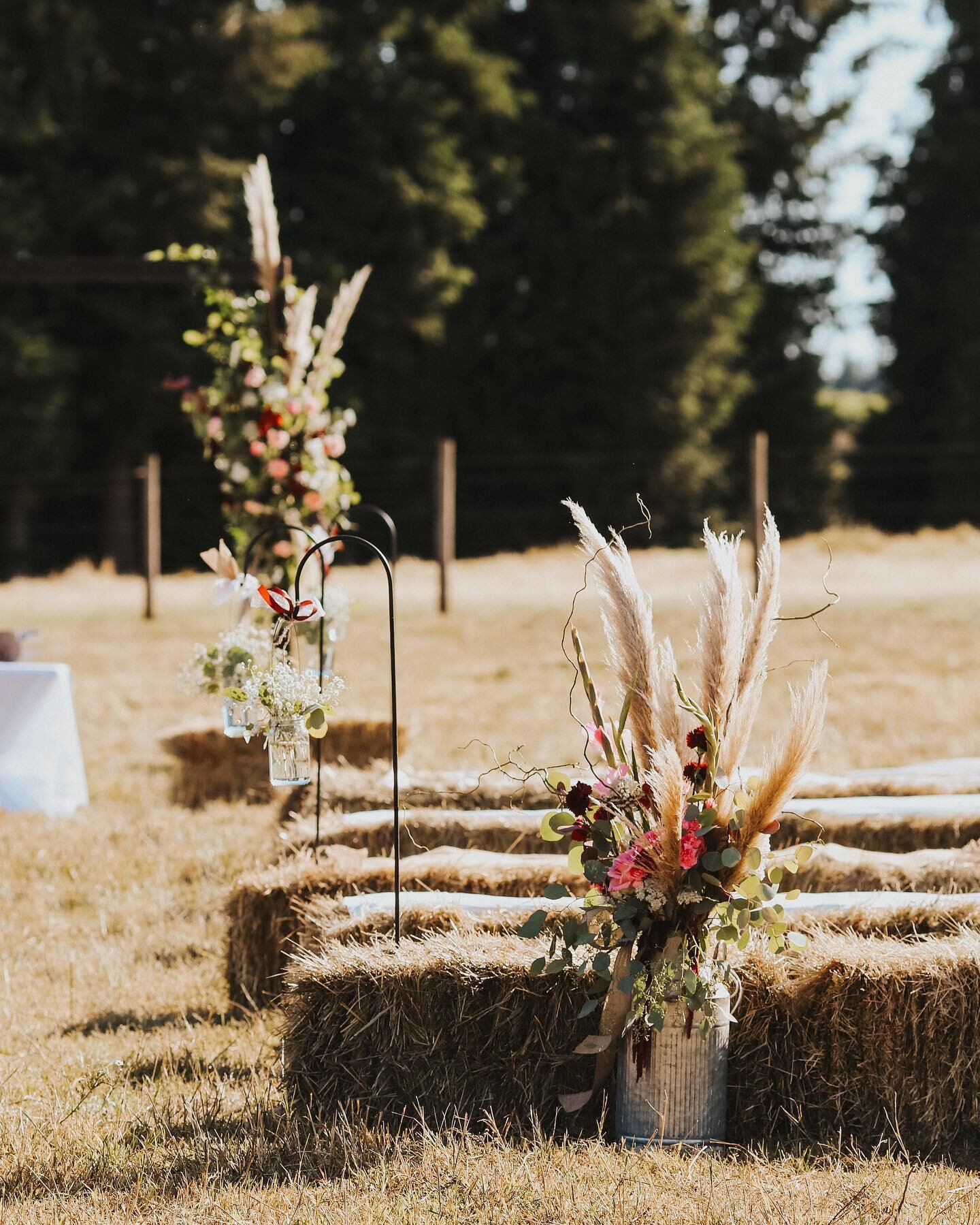 Give me ALL the pampas grass 😍😍😍
-
Seriously, if you want boho, it&rsquo;s the way to go! It is timeless + adds the finishing touch to any florals. I am absolutely obsessed with it!