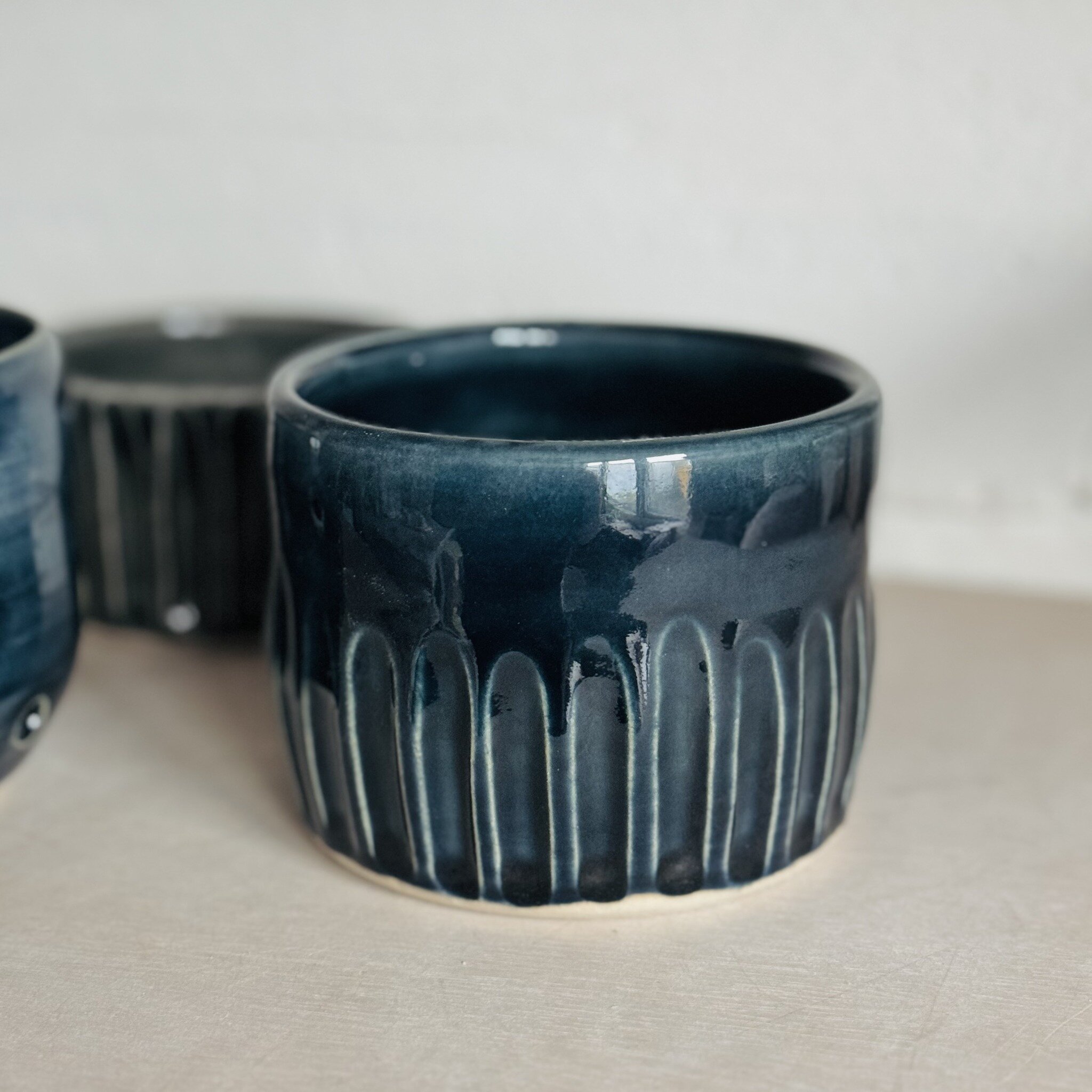 Take a peek at these charming pots, crafted by Kim. Each one thrown and carved with care, adds a touch of artisanal flair to any space.

#pottery #pots #handmadepots #ceramicpots #throwingwheel #carvingtecnique #pottery_lovers #potterylife #ceramics 