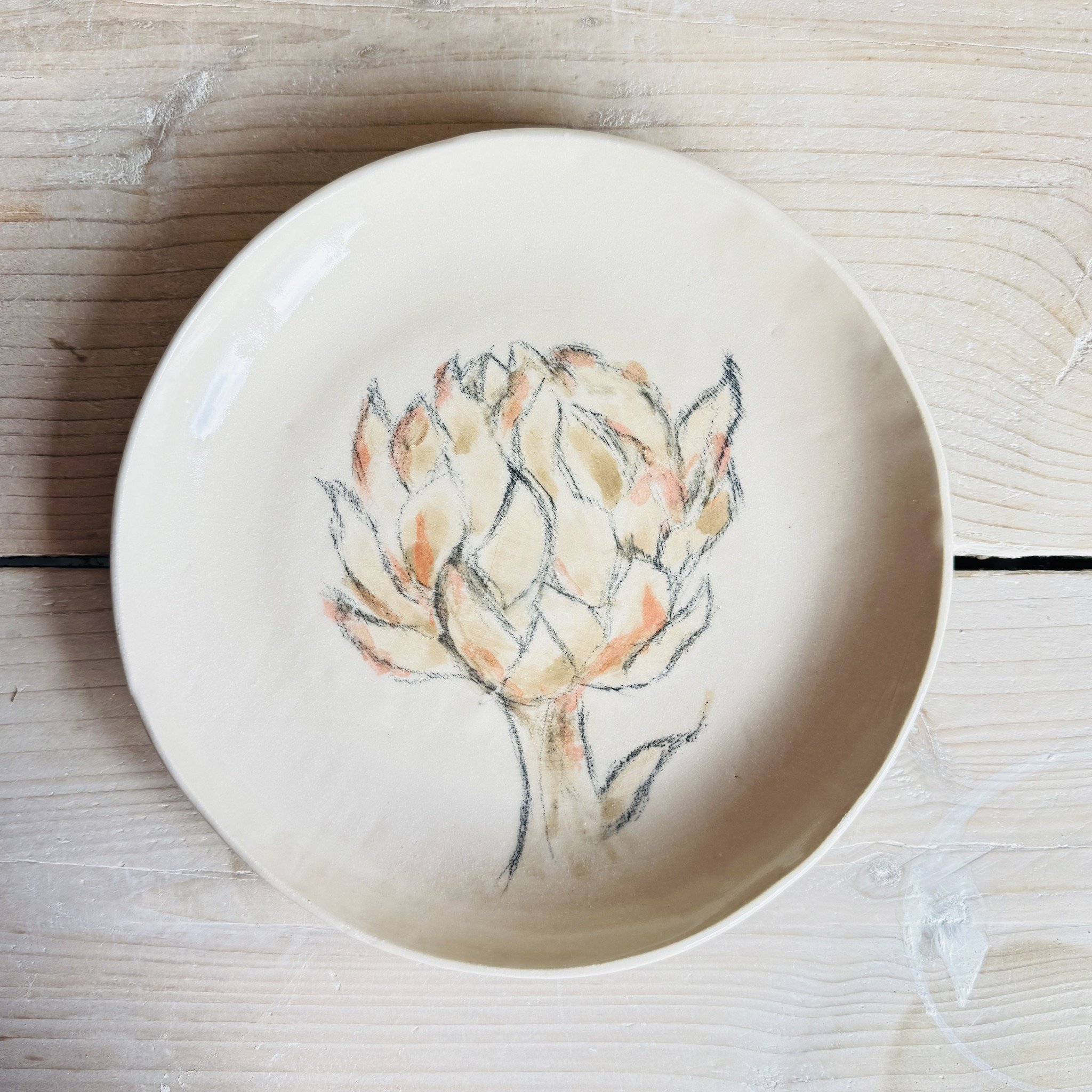 This beautiful artichoke plate was made by Victoria (@worldcitizen1973) - hand-drawn with underglazes and underglaze pencils, radiating Italian vibes. Is it holiday time yet? ;)

#plate #platter #ceramic #kitchenceramics #stoneware #domesticpottery #