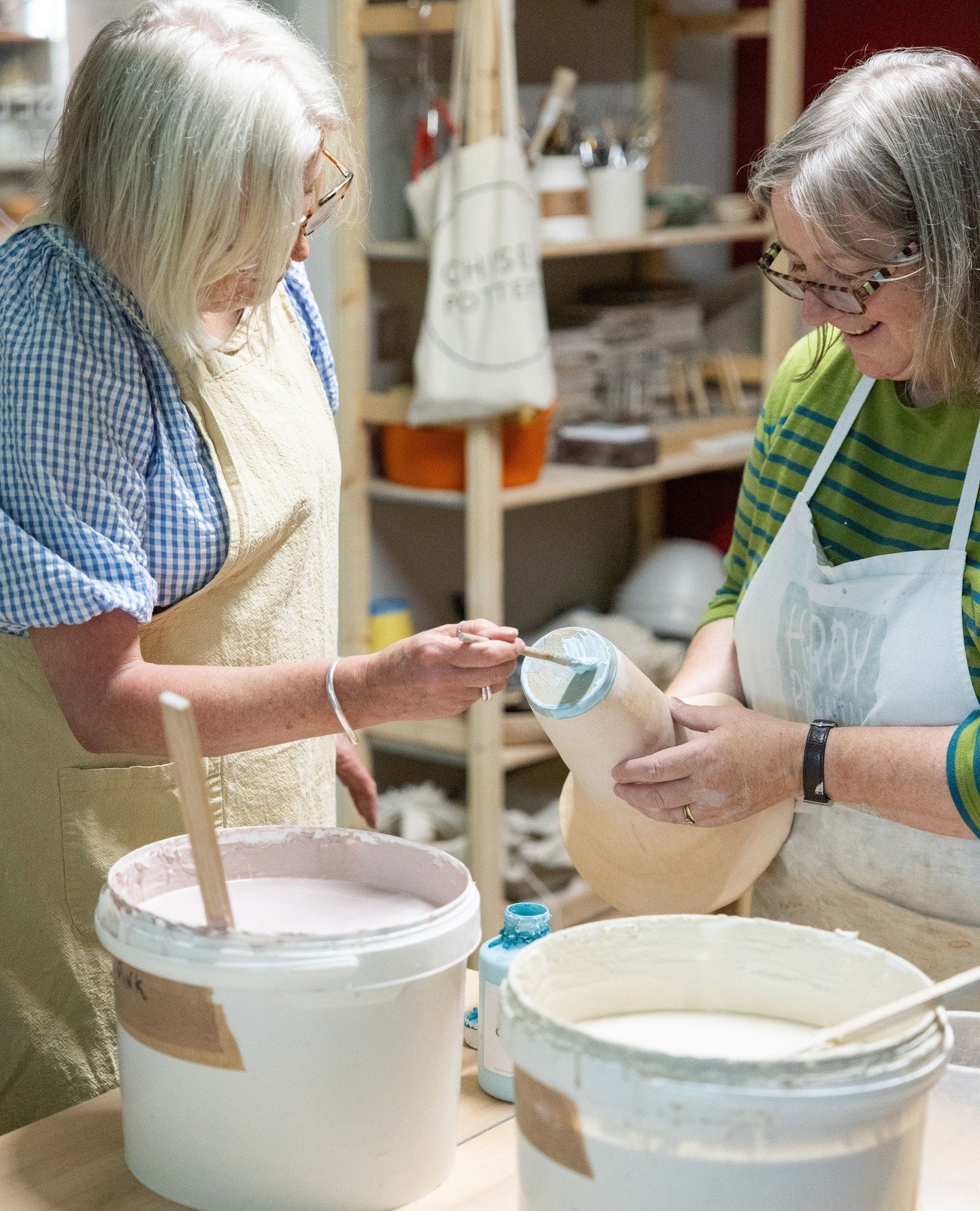 Glazing days = teamwork, tea, and plenty of encouragement 🫶⁠
⁠
We LOVE seeing our regular Weekly Class potters supporting each other - sharing tips, admiring each other's work, and lending a hand when it&rsquo;s time to glaze those final pieces. It&