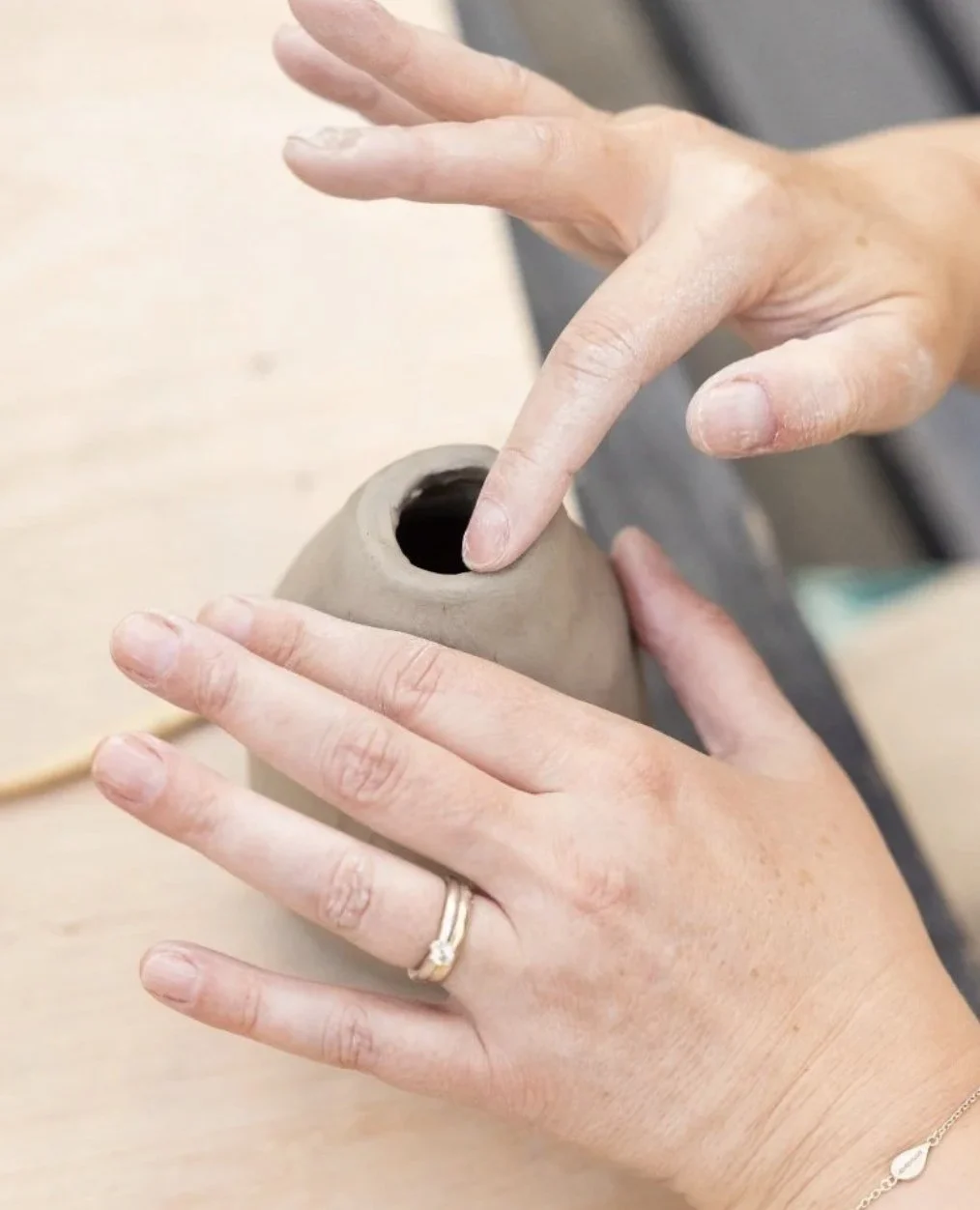 Clay as therapy: how Pinch Pot Caf&eacute; helps you reconnect ☕️🧘🏻✨️⁠
⁠⁠
This autumn, we're placing a spotlight on the therapeutic qualities of clay - and how our workshops offer more than just creative time. They&rsquo;re small rituals of calm in