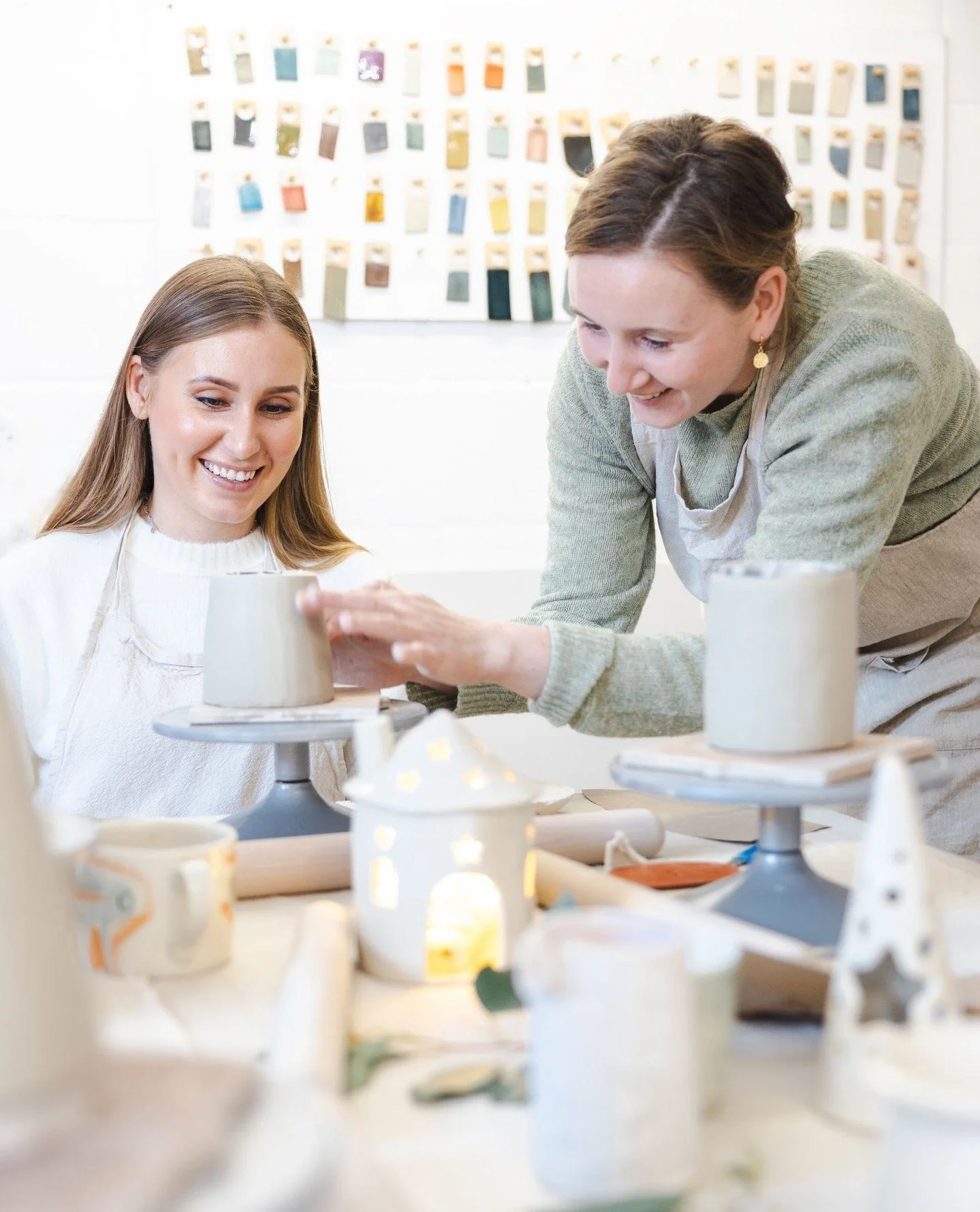 There&rsquo;s something extra special about the studio this time of year&hellip; ✨⁠
⁠
With twinkly lights, the hum of conversation, and the comforting rhythm of hands in clay - the studio is giving us all the hygge vibes this festive season.⁠
⁠
We&rs