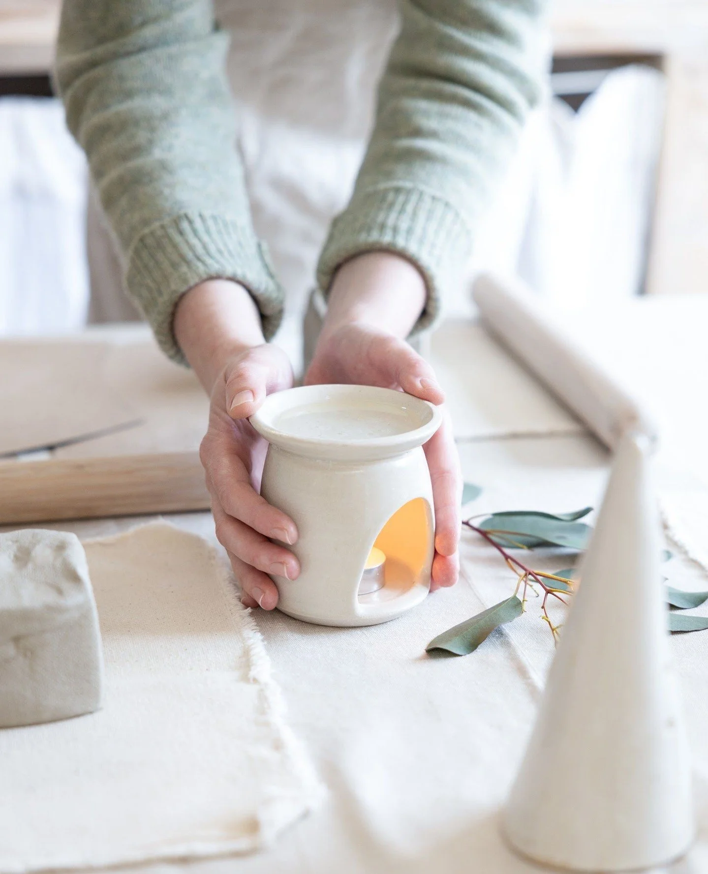 Last call for our February Oil Burner Workshop! 🕯️⁠
⁠
Shake off the winter blues and craft something cosy ✨ ⁠
⁠
This is your final chance to join us on Saturday 7th Feb for a relaxing morning of creativity, where you&rsquo;ll hand-build your own cer