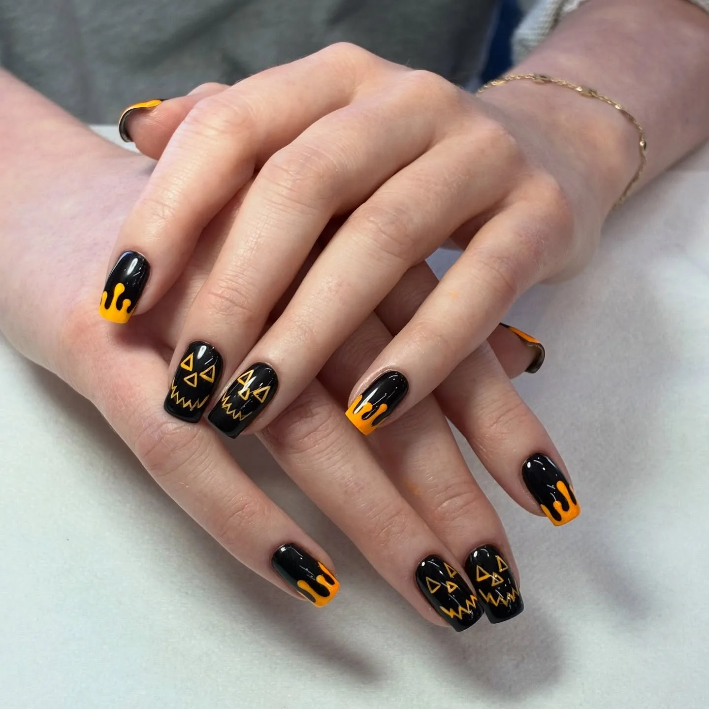 Check out our weekly specials ➡️➡️➡️➡️
Which spooky nail design is your FAV? 👻🎃