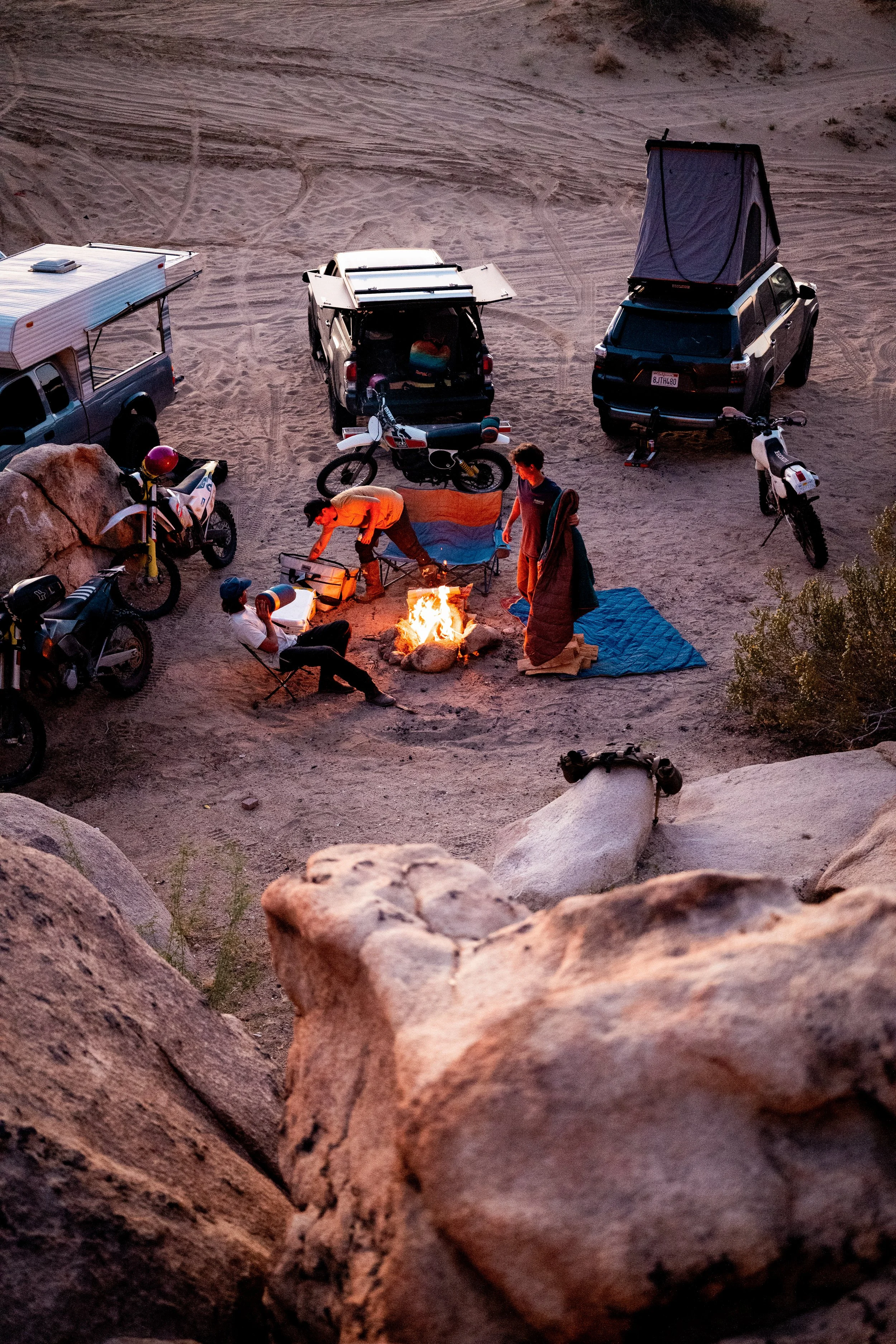 SS25_Lifestyle_FlamePuffyBlanket+HotMoss+DeepEmber_JoshuaTree_CA_@greg.robby_GregRobinson59.jpg