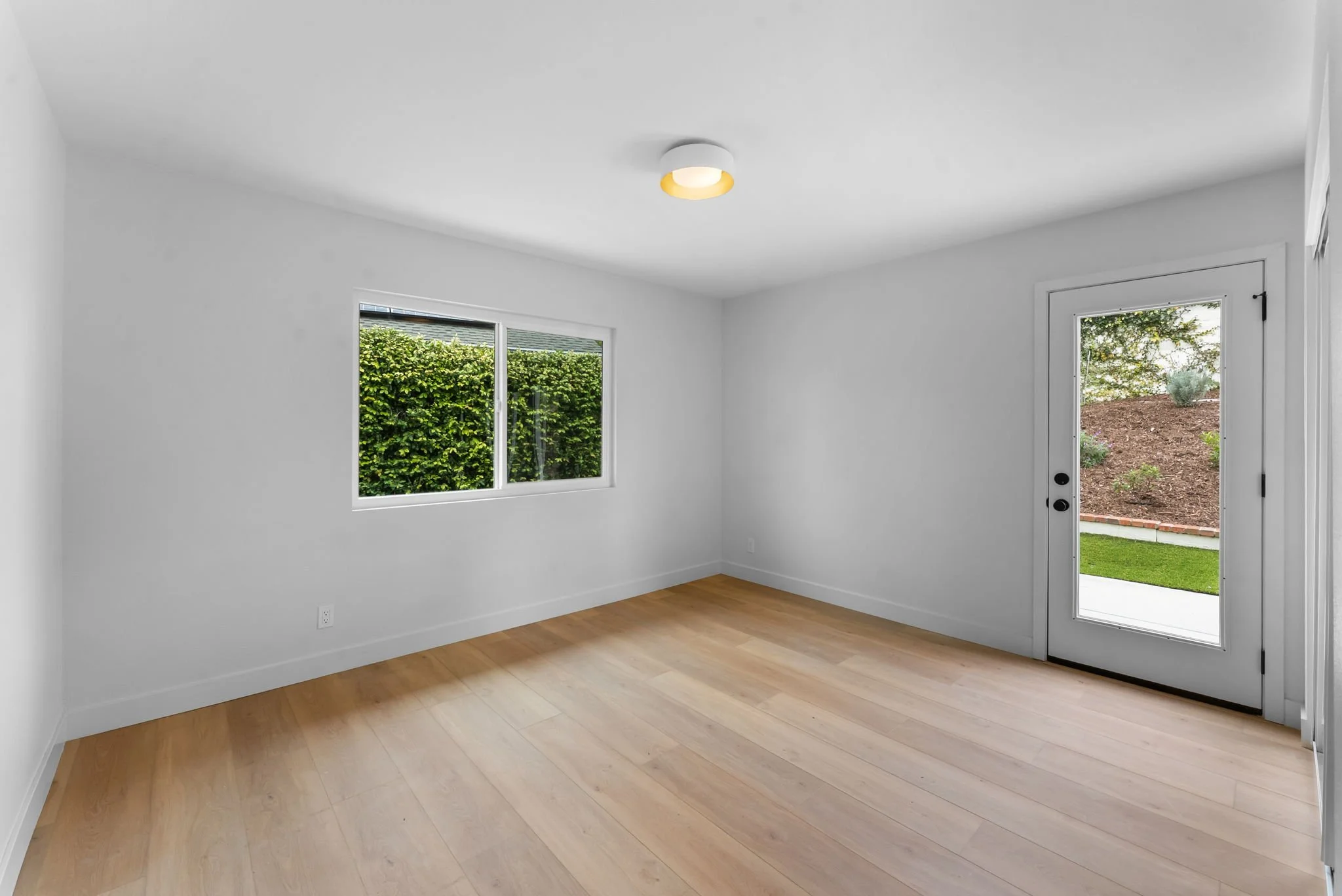 2043 Rue De La Montagne (19).jpg