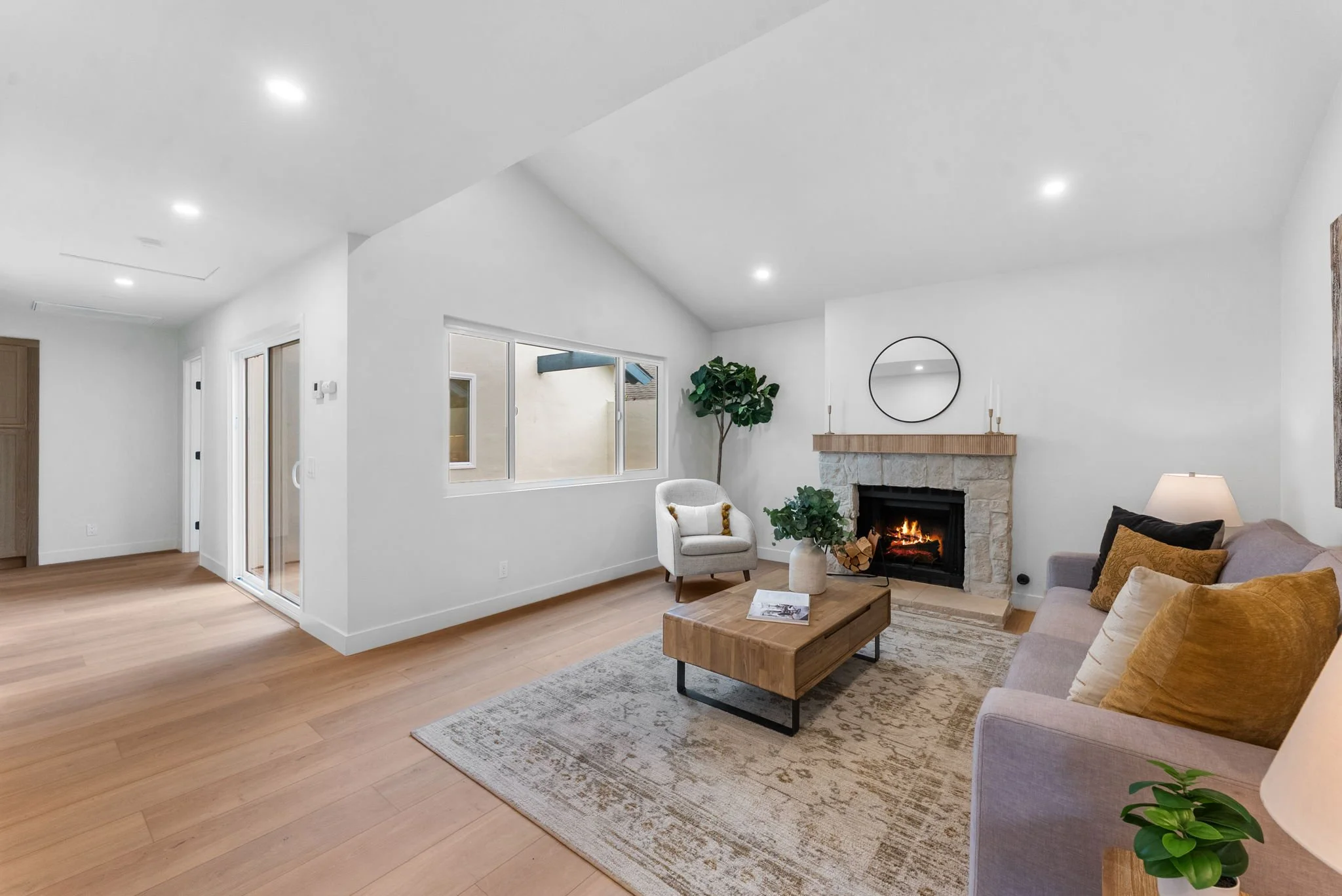 2043 Rue De La Montagne (9).jpg