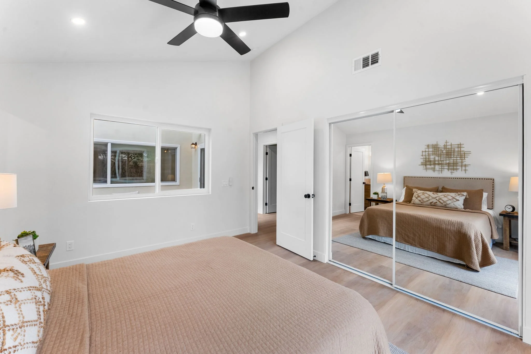 2043 Rue De La Montagne (20).jpg