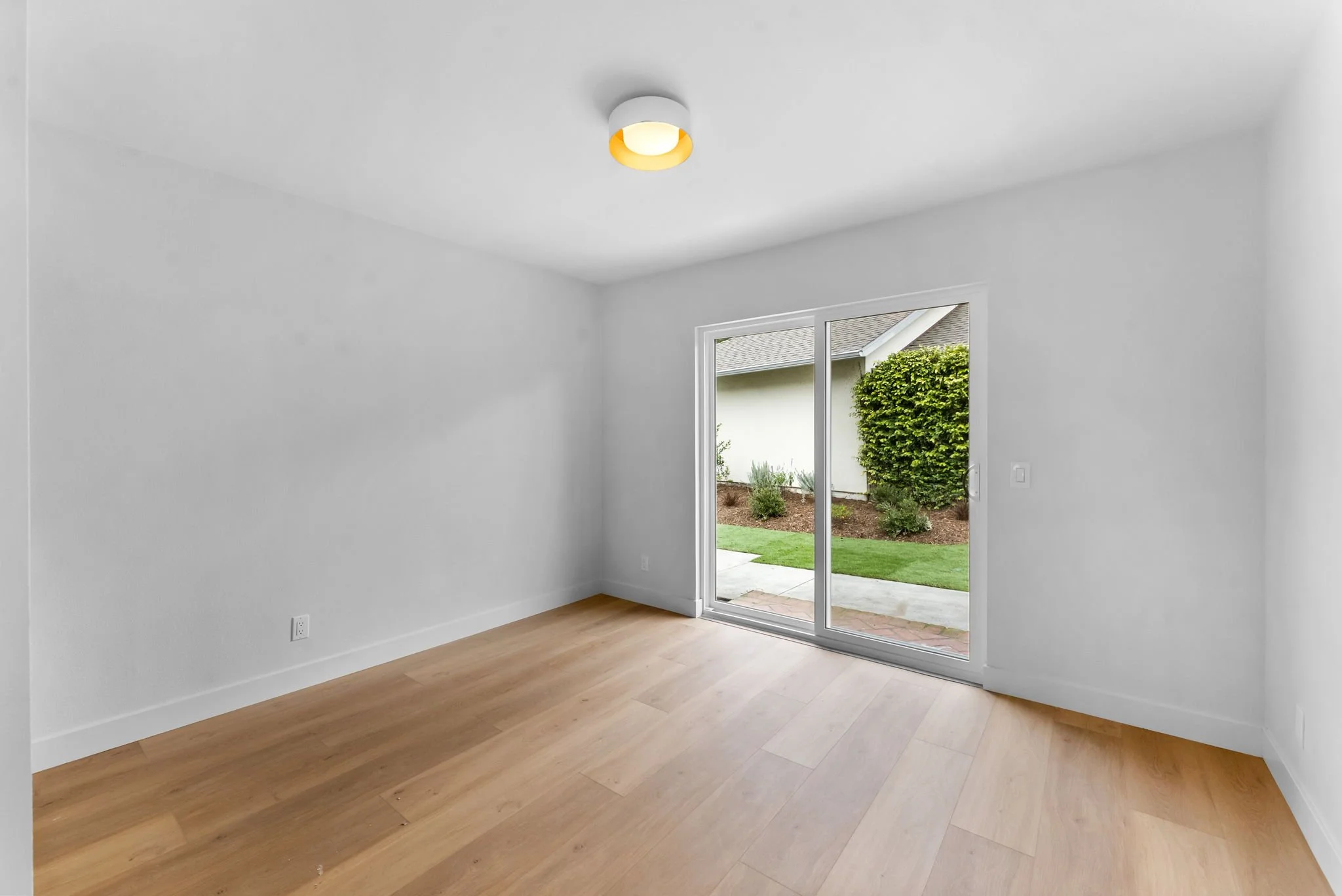 2043 Rue De La Montagne (17).jpg