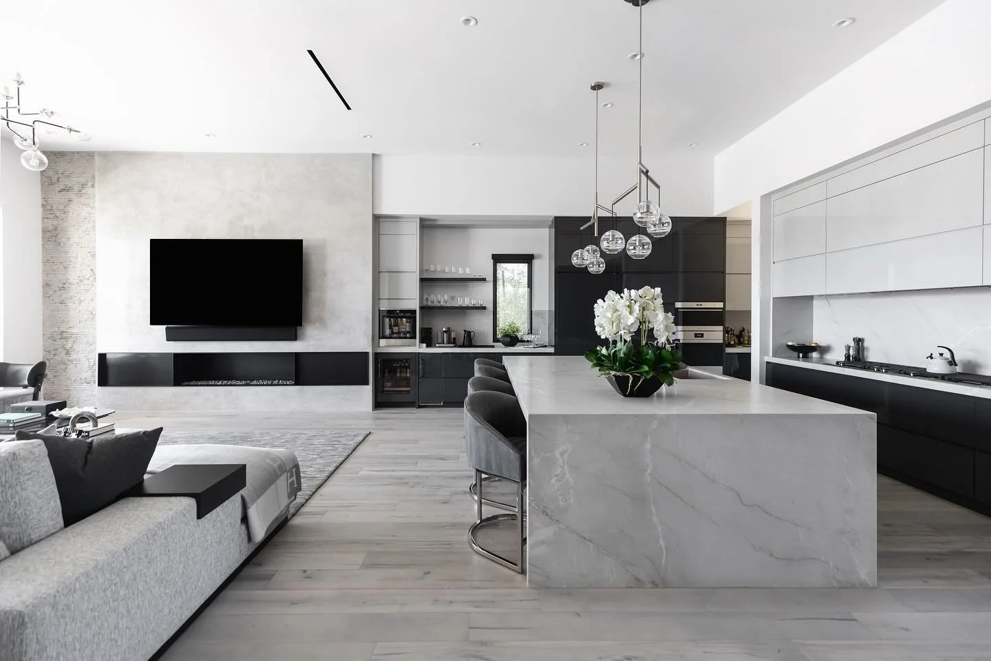Luxury that feels like home 🖤🤍

Photo Credit @lifecreated 

#ashleyluxurydesign #luxury #azdesigner #ocdesigner #scottsdaleinteriordesign #interiordesigninspo
#moderndesign #homeremodel #scottsdaleinteriordesign #azliving #luxurylifestyle #luxuryho