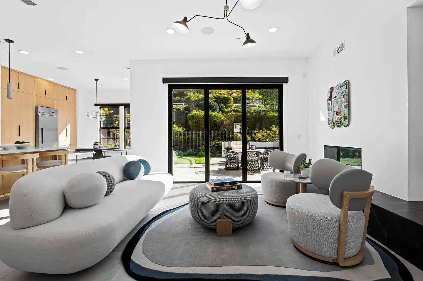 Luxury underfoot&mdash;custom-crafted abstract rug in rich hues and an exquisite texture, woven from the fine fibers for timeless elegance. 🤍🖤

Photo credit @carealestatephotog

#ashleyluxurydesign #luxury #azdesigner #ocdesigner #scottsdaleinterio