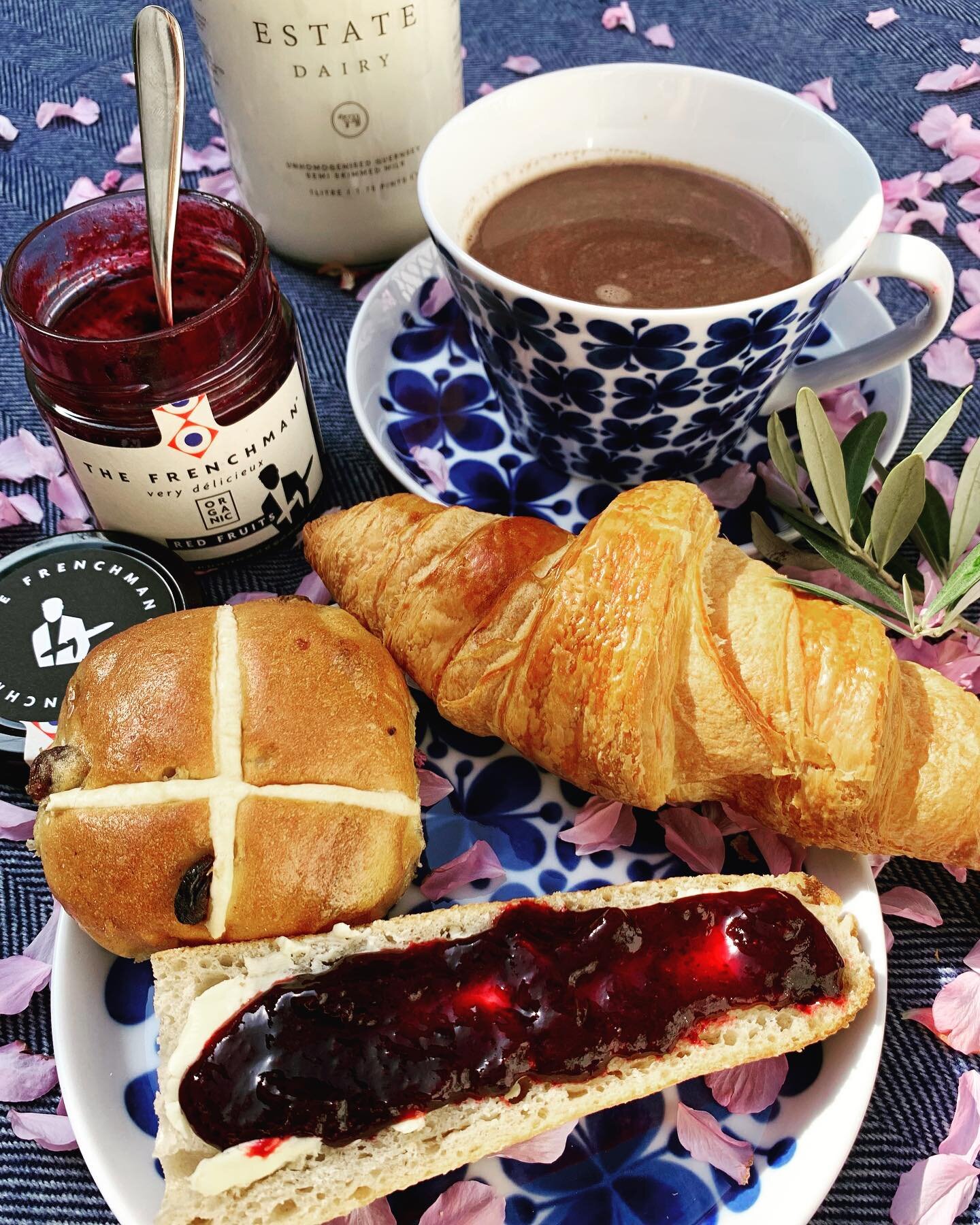 Easter weekend in London, THE FRENCHMAN couldn&rsquo;t resist to try some warm cross buns. Delicious!
Home made hot chocolate with @theestatedairy milk and @vanhoutenprofessional cocoa.
Fresh baguette with unsalted butter and our award-winning organi