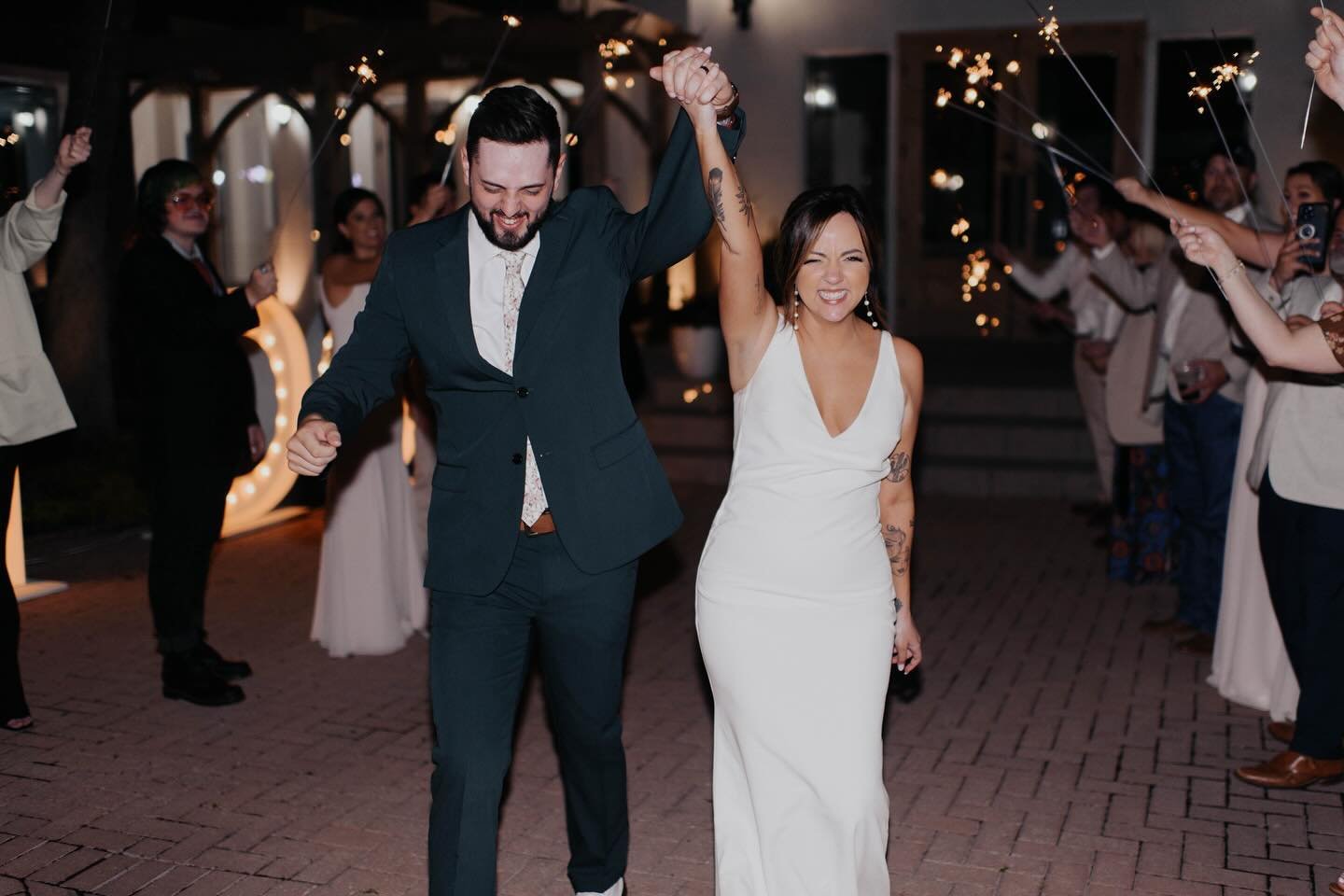 Our faces just might have been THIS excited when we got Reghan and Aaron&rsquo;s gallery in our inbox 🤭💌🥳

We truly never get tired of seeing our couples beam with this level of happiness! Convinced we have THE best job in the world 🤗💛✨

photogr