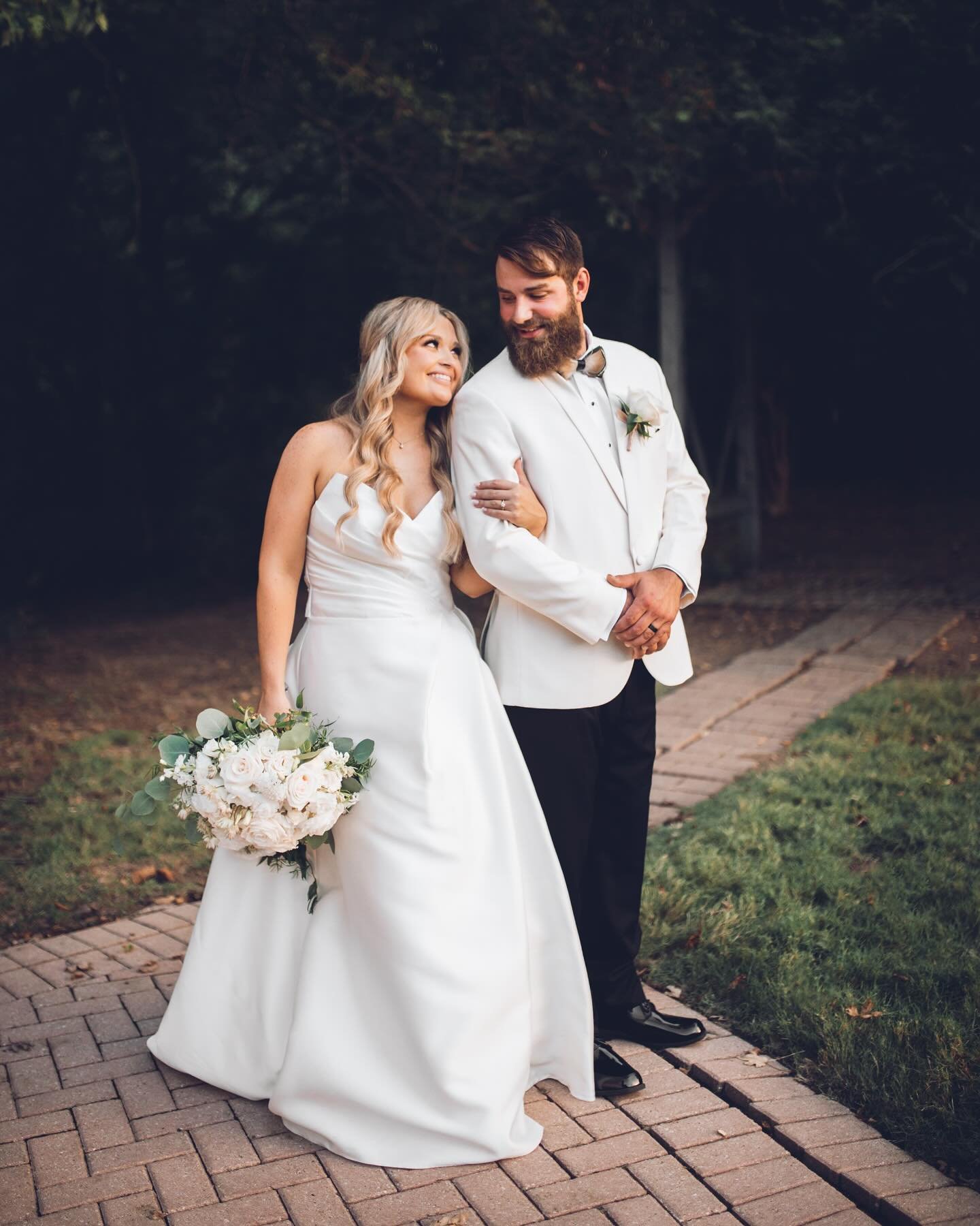 It&rsquo;s a cloudy start to our day here in northeast Oklahoma, so we thought we&rsquo;d add a little sunshine to your feed with the cutest little duo, Bailey &amp; Ashton aka MR &amp; MRS. HUNTER ✨🍾🌞🎉😘

photography / @fototech_weddings
cake / @