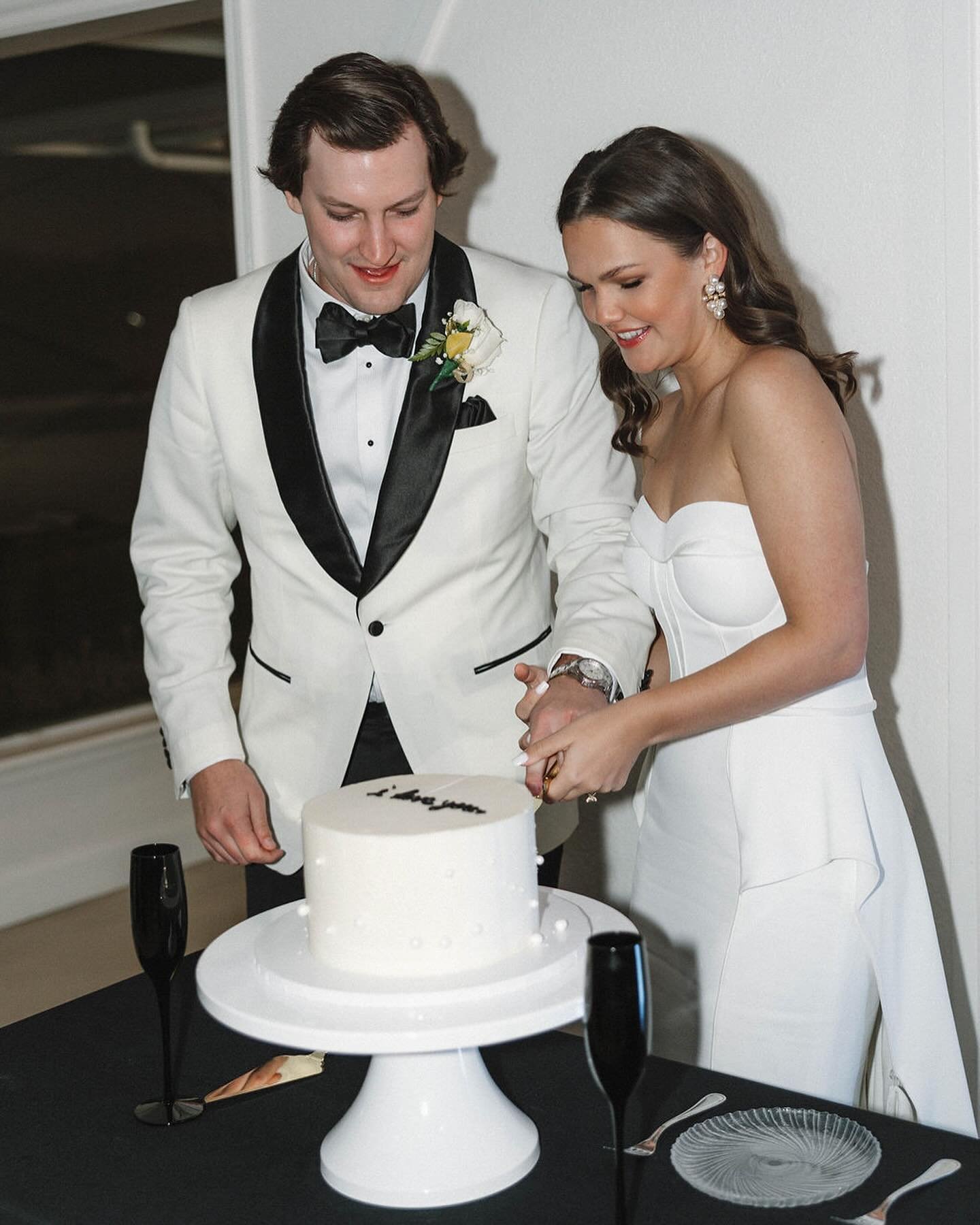 Now, this is super sweet in more ways than one 🍰❤️

I mean first, just look at the joy on their faces 🥹 you can visibly see the love they have for one another 🥰

Secondly, this cake is the cutest thing 😍

And third, these are the most precious pi