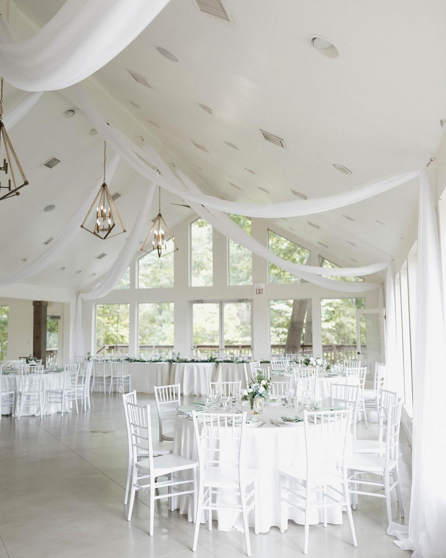 We do the set-up and service, buuuuuut ➡️ you and your love bring the magic ✨💫😘

photography / @kelseymariephotog
videographer / @wickmediastories 
catering / Ludger&rsquo;s Catering
cake / @laurannae.co
venue / @glass_chapel 
linens /@partyprorent