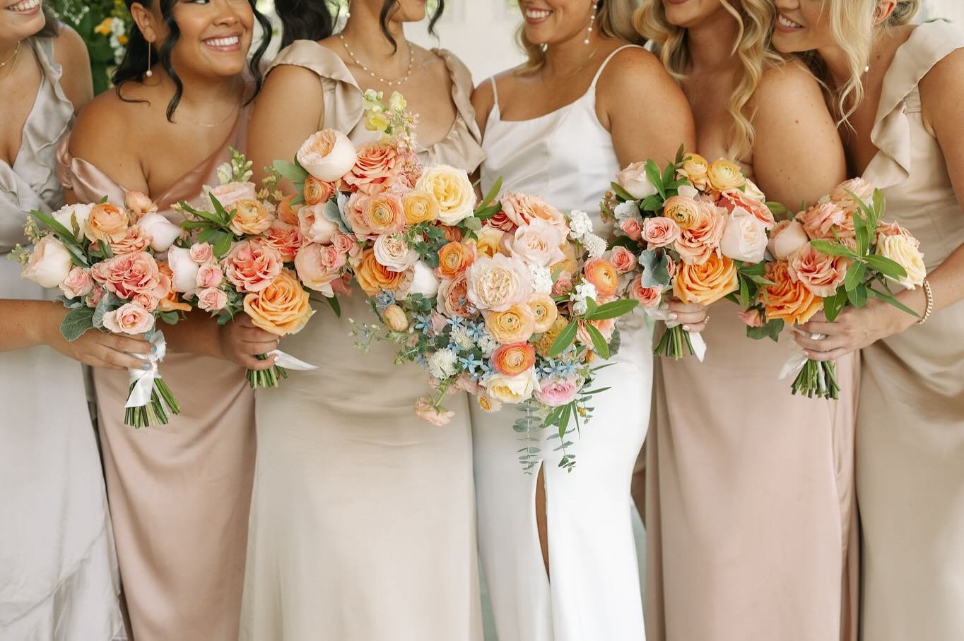 These bouquets needed their own spot on our feed because, well, just look at them 🤩

We hope your Wednesday was filled with this much beauty!!!

xoxo💋

Glass Chapel

photo / @cassidyelise.co
florist / @robynsflowergarden
DJ / @redlinedjok 
dresses 