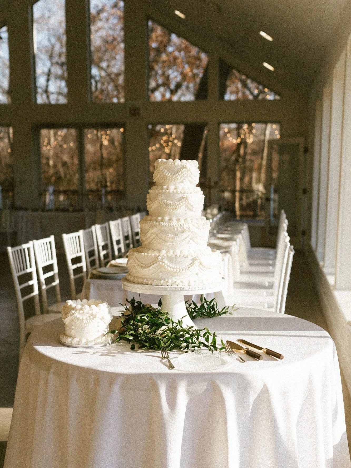 Did anyone need some blissful winter reception inspo? If so, you came to the right place today ✨ 🦢🍰 

photography / @baileyrose.photo
videography / @jilliesfilms
florist / @considertheliliesbyaubrey
caterer / @just_cateringbyorr
cake / @mslaurascak