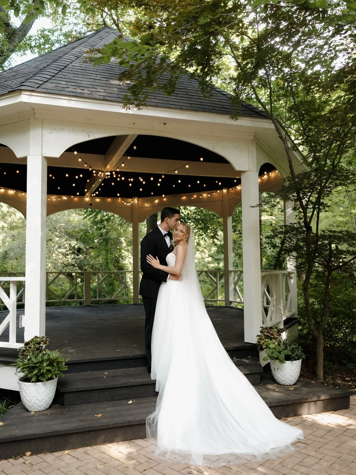 Over here, we are proud members of the Addison and Shane fan club 💫

photo / @kelseymariephotog
cake / @allthingscake
catering / @ludgerscatering_tulsa
DJ / @lionsroad
linens / @partyprorents
dress / @prevueformalandbridal
hair + makeup / @berkshire