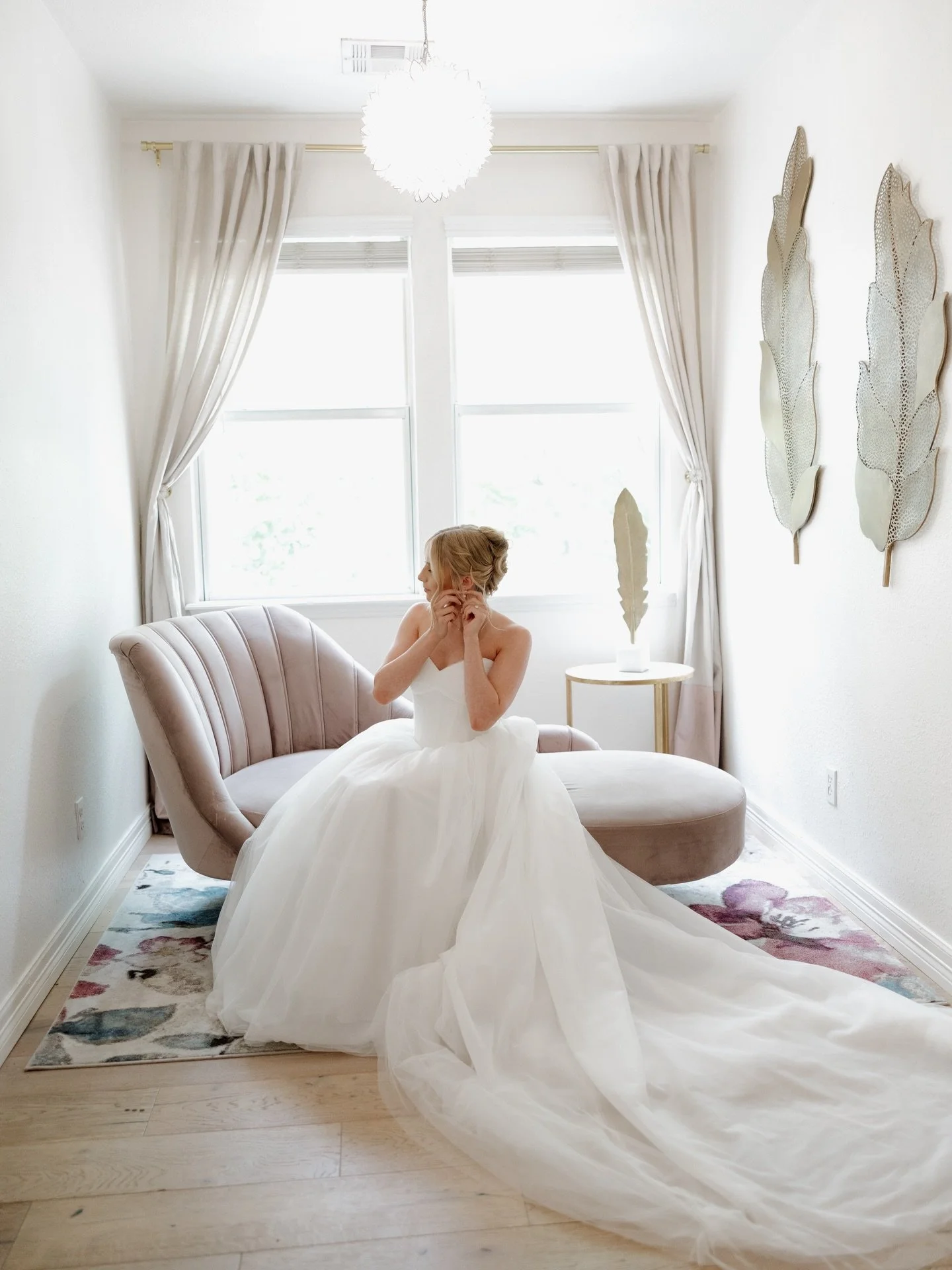 Some getting ready details that make us giddy with excitement 🤭

photo / @kelseymariephotog
cake / @allthingscake
florals / @branchbloomandivy 
hair / @hair.bysarahj 
catering / @ludgerscatering_tulsa
DJ / @lionsroad
linens / @partyprorents
dress / 