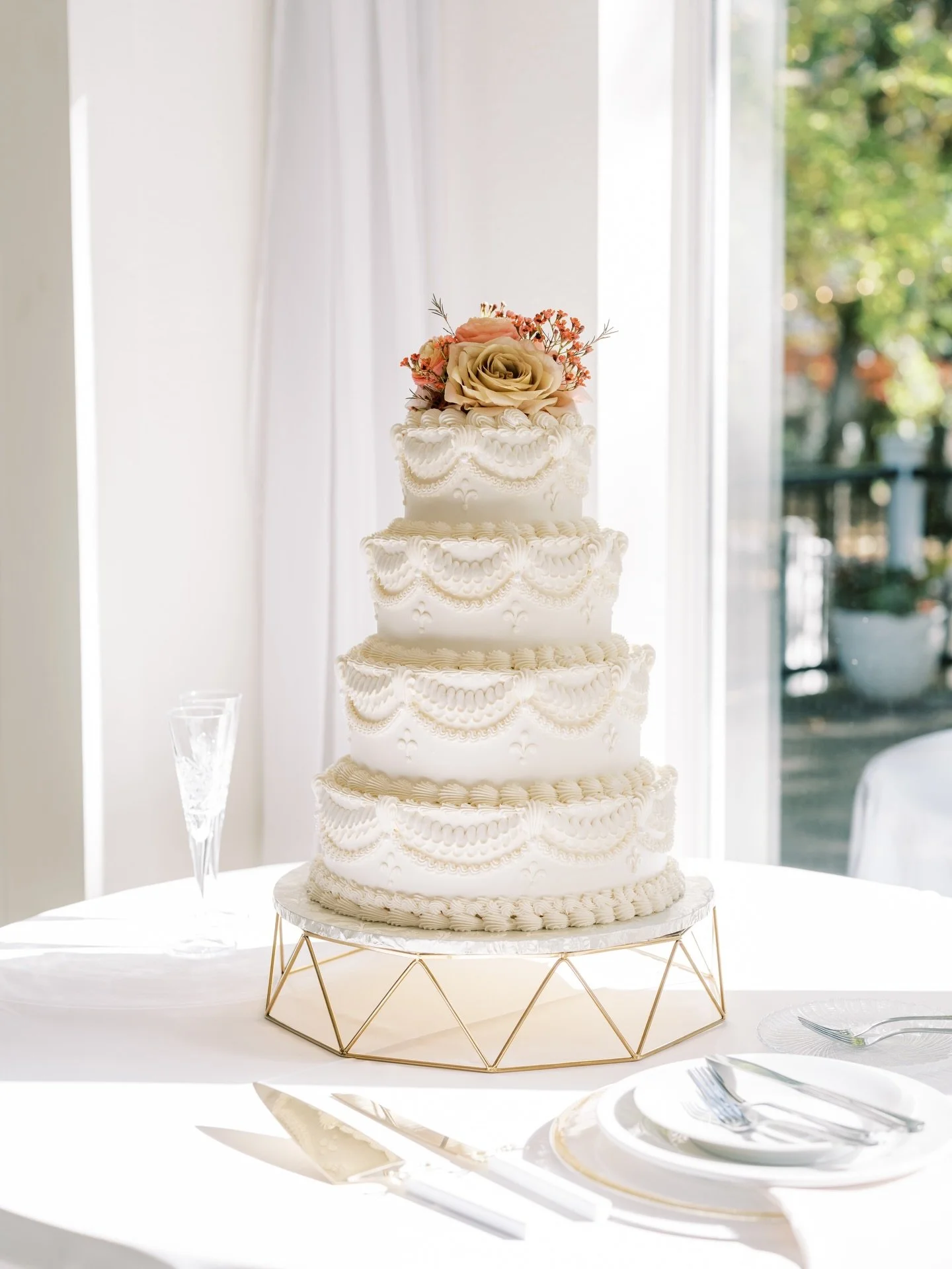 The setting vs. the setting put into action &mdash; beautiful during the waiting and beautiful during the celebration 🤍

photo / @andibravo_
video / @andibravo_films
cake / @ludgerscakes
florals / @thefrenchbouquettulsa
catering / @provision_pantry
