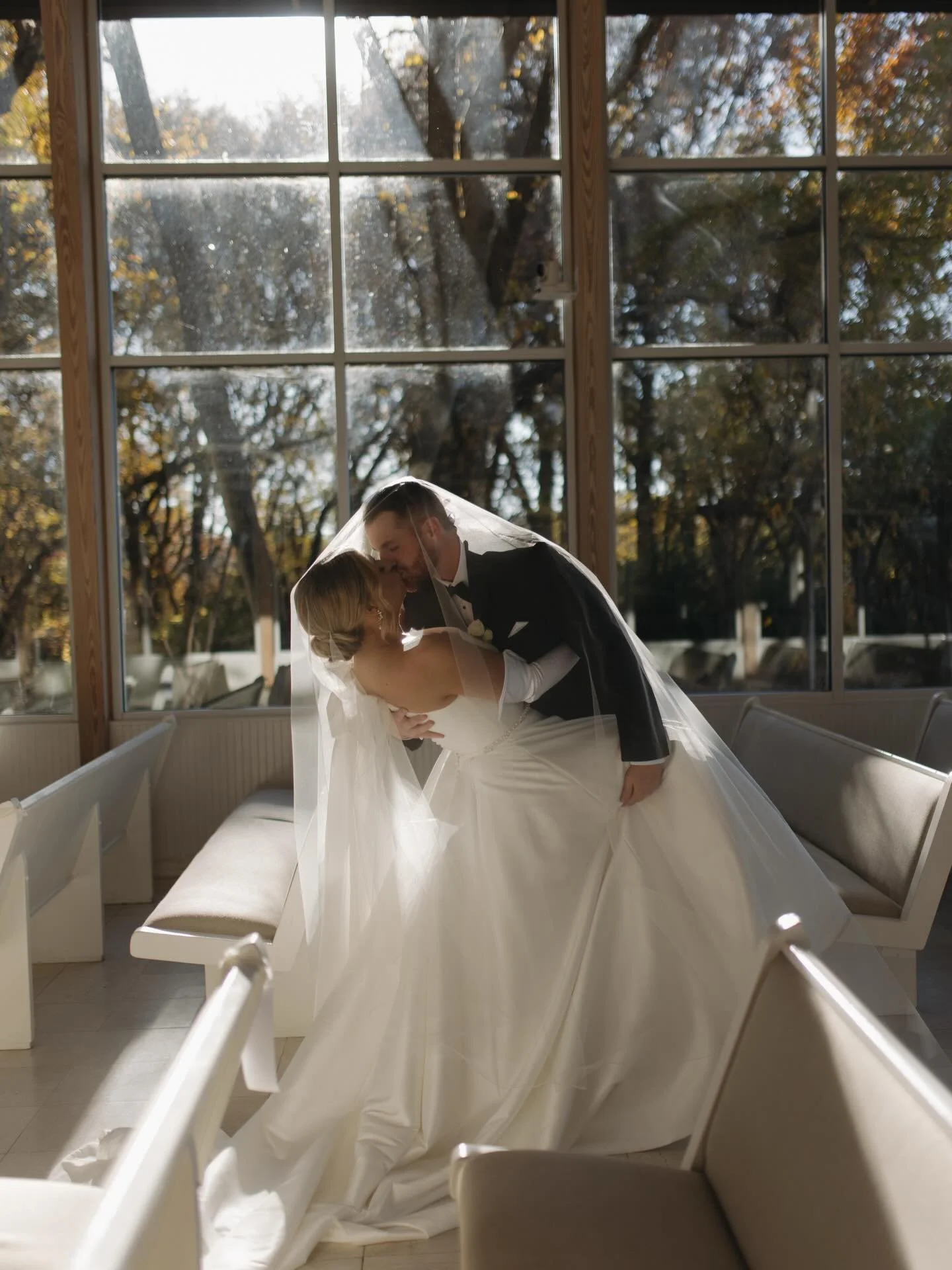 Convinced that the Henrys are actual royalty!!! 

photo / @lovesick_photographs
Couple / @mads.henry1
cake / @ludgerscakes
florals / @thefrenchbouquettulsa
catering / @ludgerscatering_tulsa
DJ / @redlinedjok
linens / @partyprorents
dress / @ellisbrid