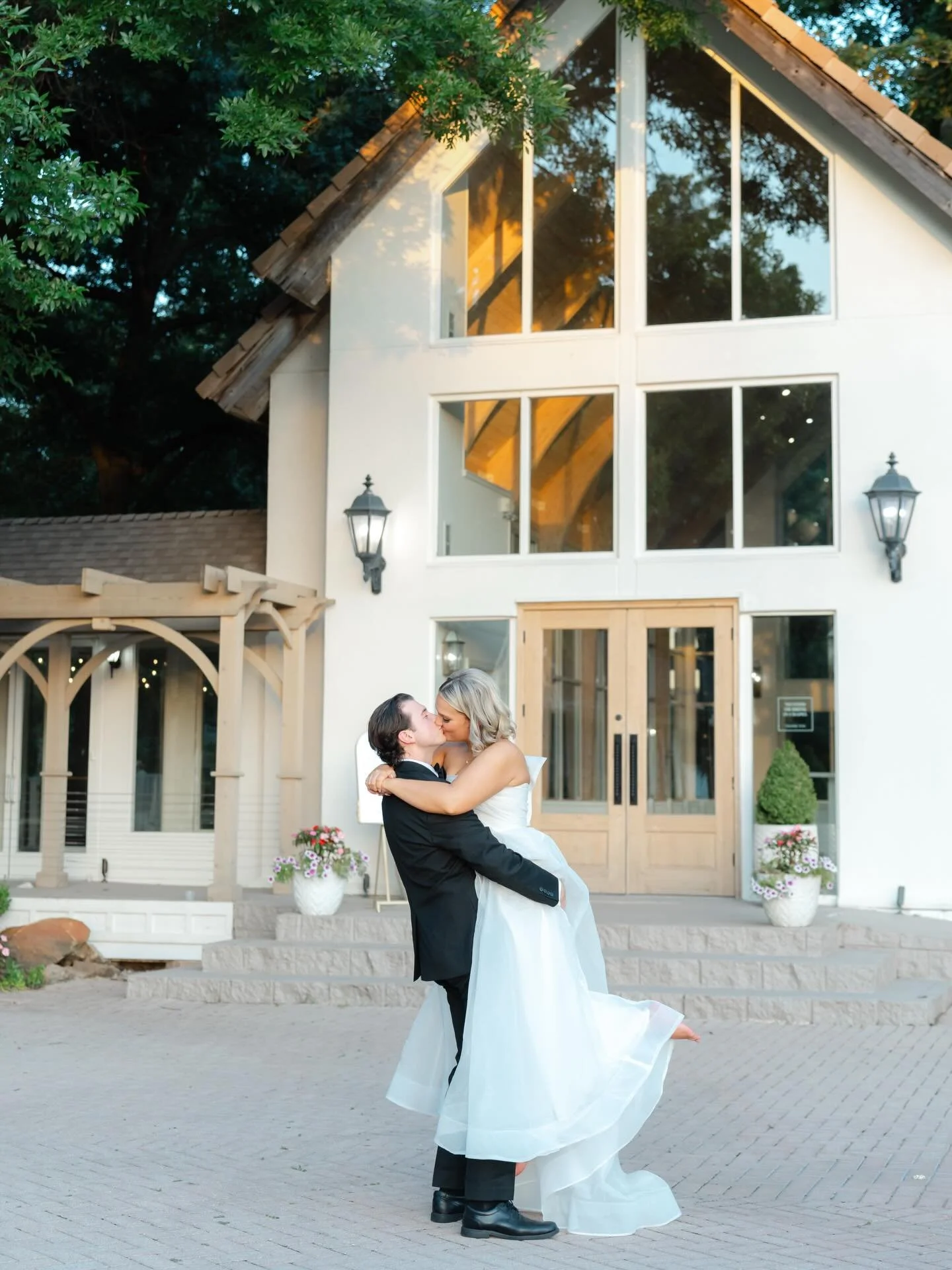 Madison &amp; Tyler dancing into forever🤍🥰

photo / @mad_adventures_photography
videographer / @mint_lotus_films
florist / @thefrenchbouquettulsa
linens / @partyprorents
cake / @ludgerscakes
dress / @lovelybridedallas
suit / @kohls
hair / @sampalme