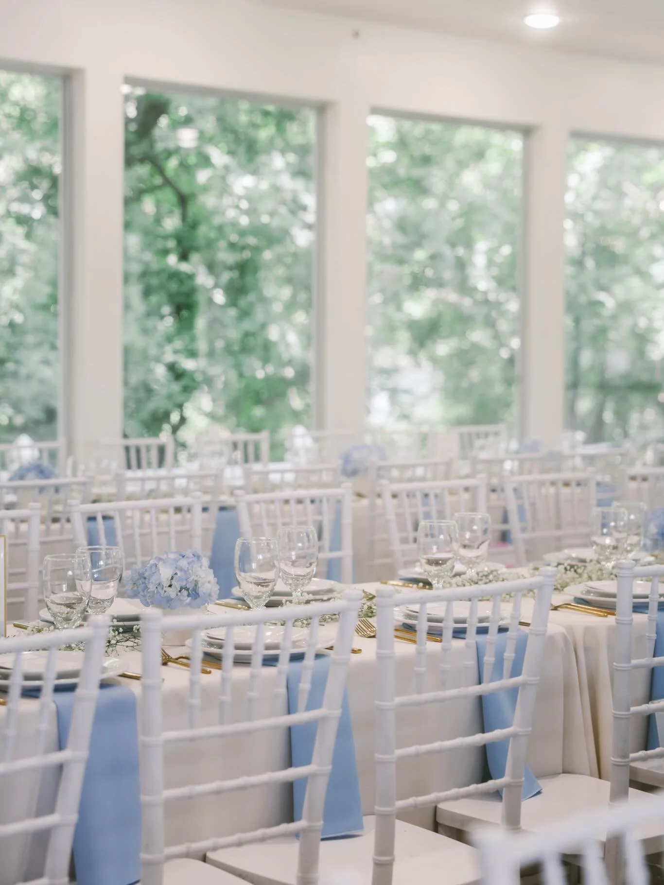 A little something blue🦋✨

photo / @hanahvdrewphoto
florist / @thefrenchbouquettulsa
linens / @partyprorents
cake / @ludgerscakes
dress / @molierebridal
suit / @menswearhouse
makeup + hair / @reillyteresitabeautyforashes
marquee letters / @alphalitt