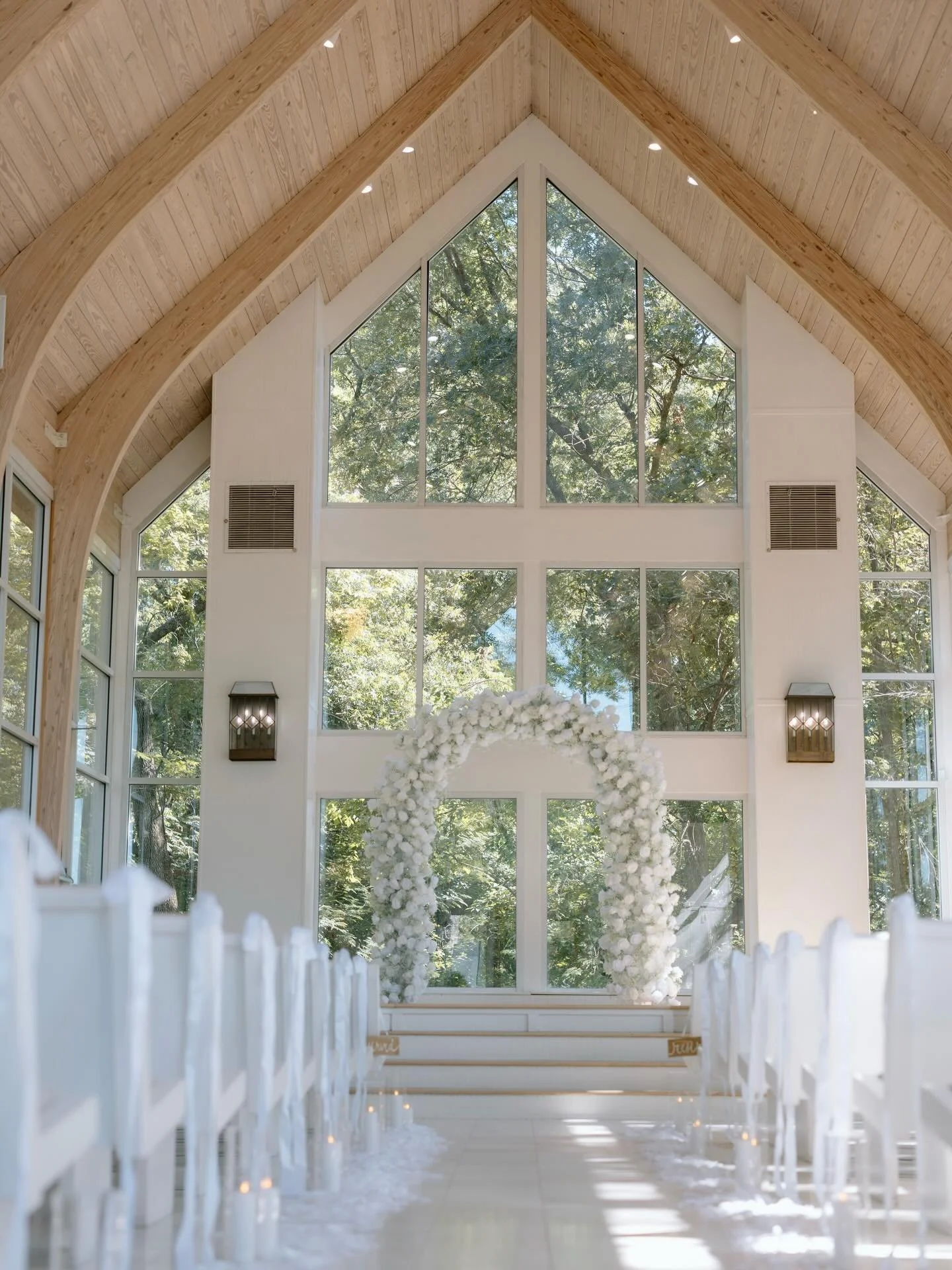 Details that made our jaws drop 🕊️

photo / @hannahleecreativephotography
couple / @tbaaby_____ @zachary.cooper99
cake / @ludgerscakes
florals / @thatsherpurpose
catering / Mind Body Soul Food
DJ / @dj.connection
dress / @bellarosetulsa
suit / @mens