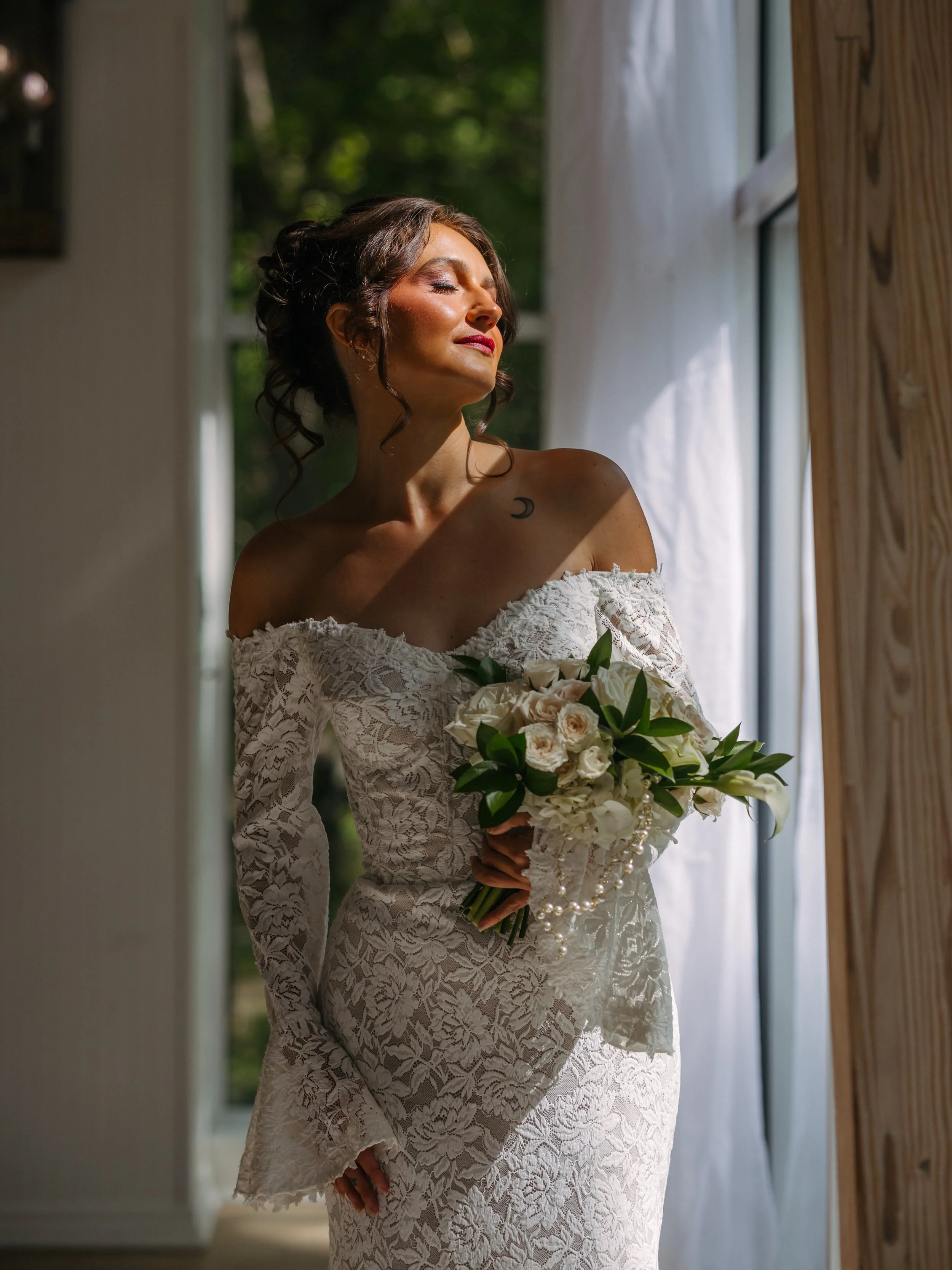 That golden glow 🌞 So much fun doing this shoot with @tulsaweddingsociety 🤗

photo / @bloomfieldphotos
venue / @glass_chapel
planner /  @mariahs_events
florals / @cbfloraldesign
rentals / @partyperfectok
bartending / @whiskeysistersbartending
hair 