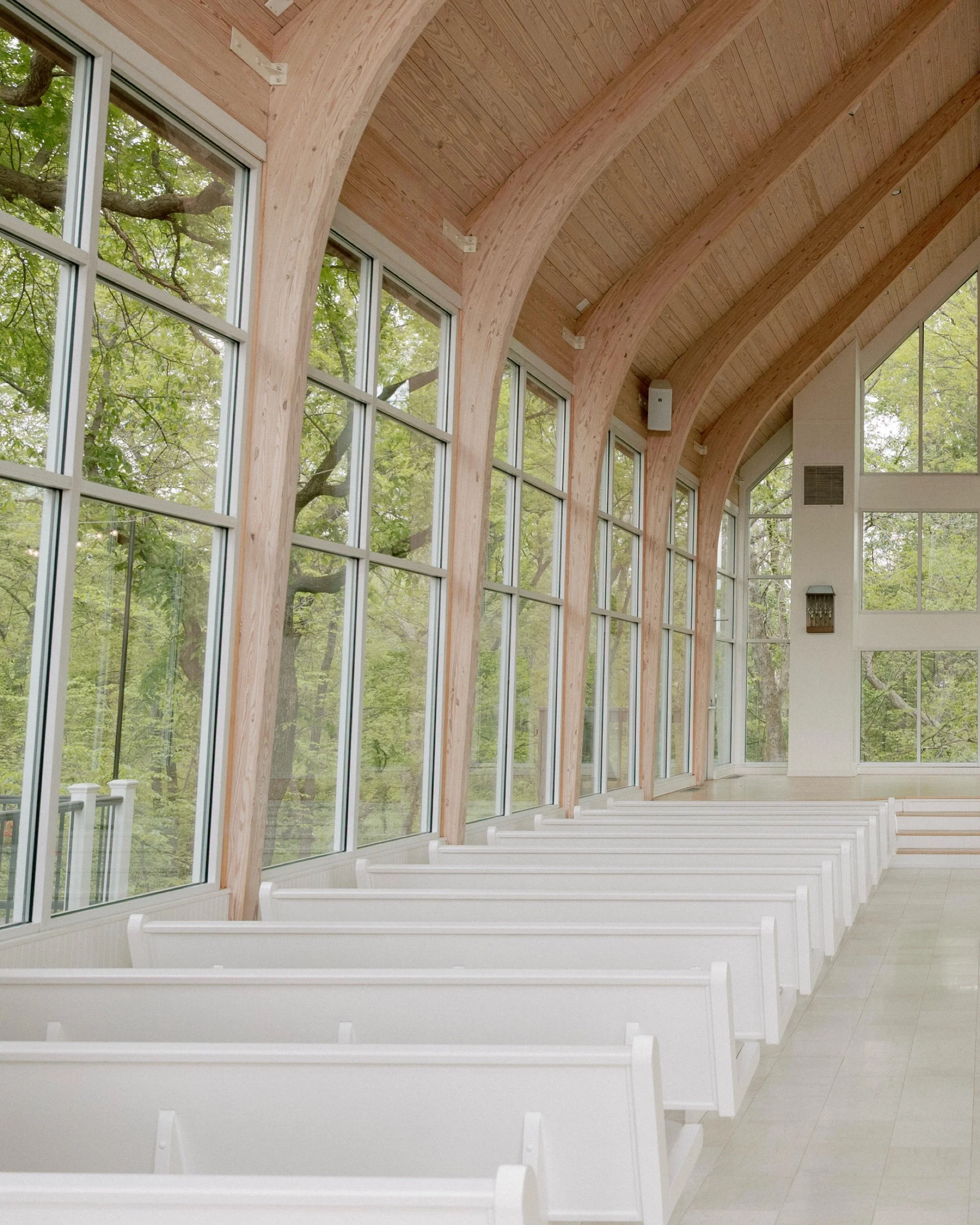 Let&rsquo;s take a scroll around Glass Chapel, shall we? ✨ 

photo / @maiigo 

#oklahomaweddingvenue #dallasweddingvenue #arkansasweddingvenue #missouriweddingvenue #kansasweddingvenue