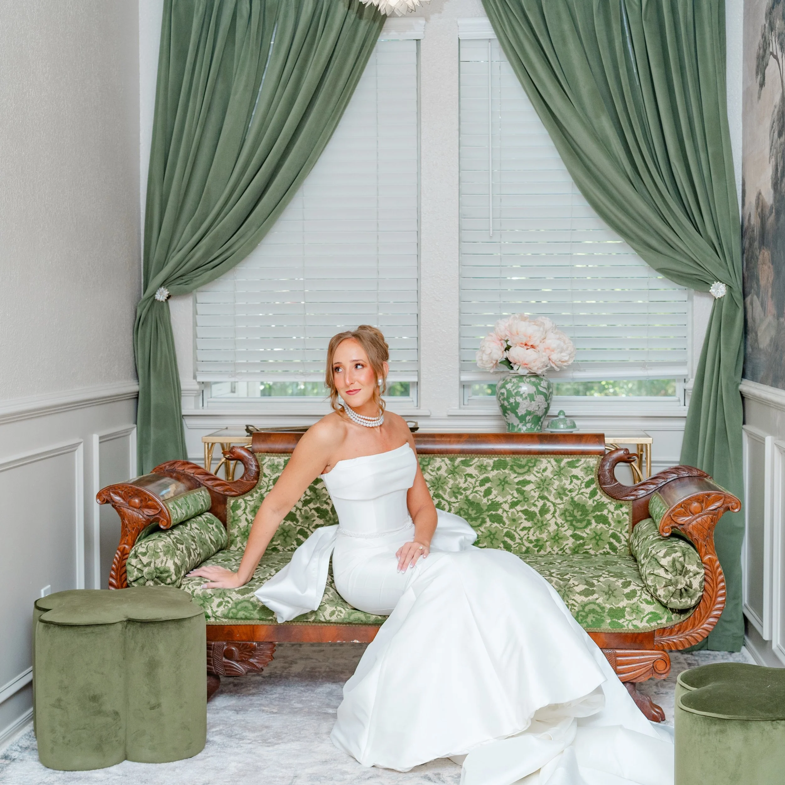 Taylor, you are luminous darling 🌟 

photo / @mad_adventures_photography
video / @_patterson_media_
bride / @tay.ellis_
dress / @sherisbridalandformal
suit / @crowningmobrides
linens / @partyprorents
cake / @walmart
caterer / @ribcrib
bartending / @