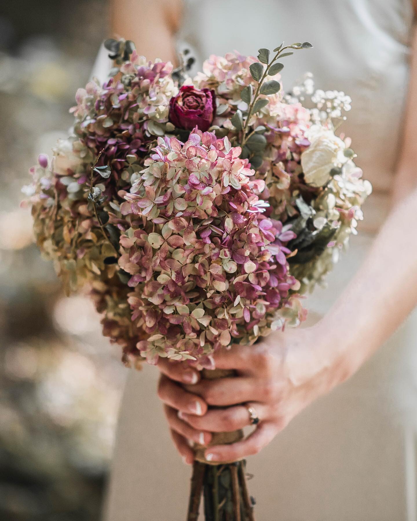 Hydrangea bouquet 😍 
.
.
.
.
.
.
#weddingbouquet #details #wedding #nashvillewedding