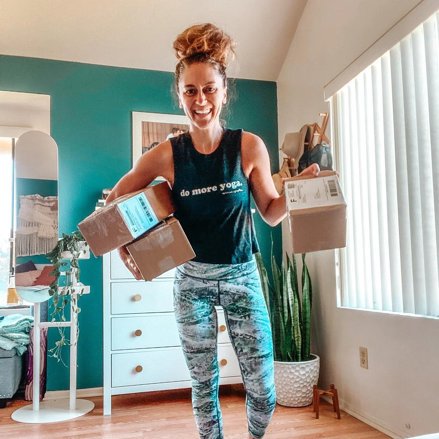 My postal gal Cindy, (yes, I know her name and where she&rsquo;s from and about her grandkids) said WHOA... when I brought her out all the @gemsofagypsy packages 📦 &mdash; there were way more than this&mdash; but i couldn&rsquo;t sacrifice dropping 