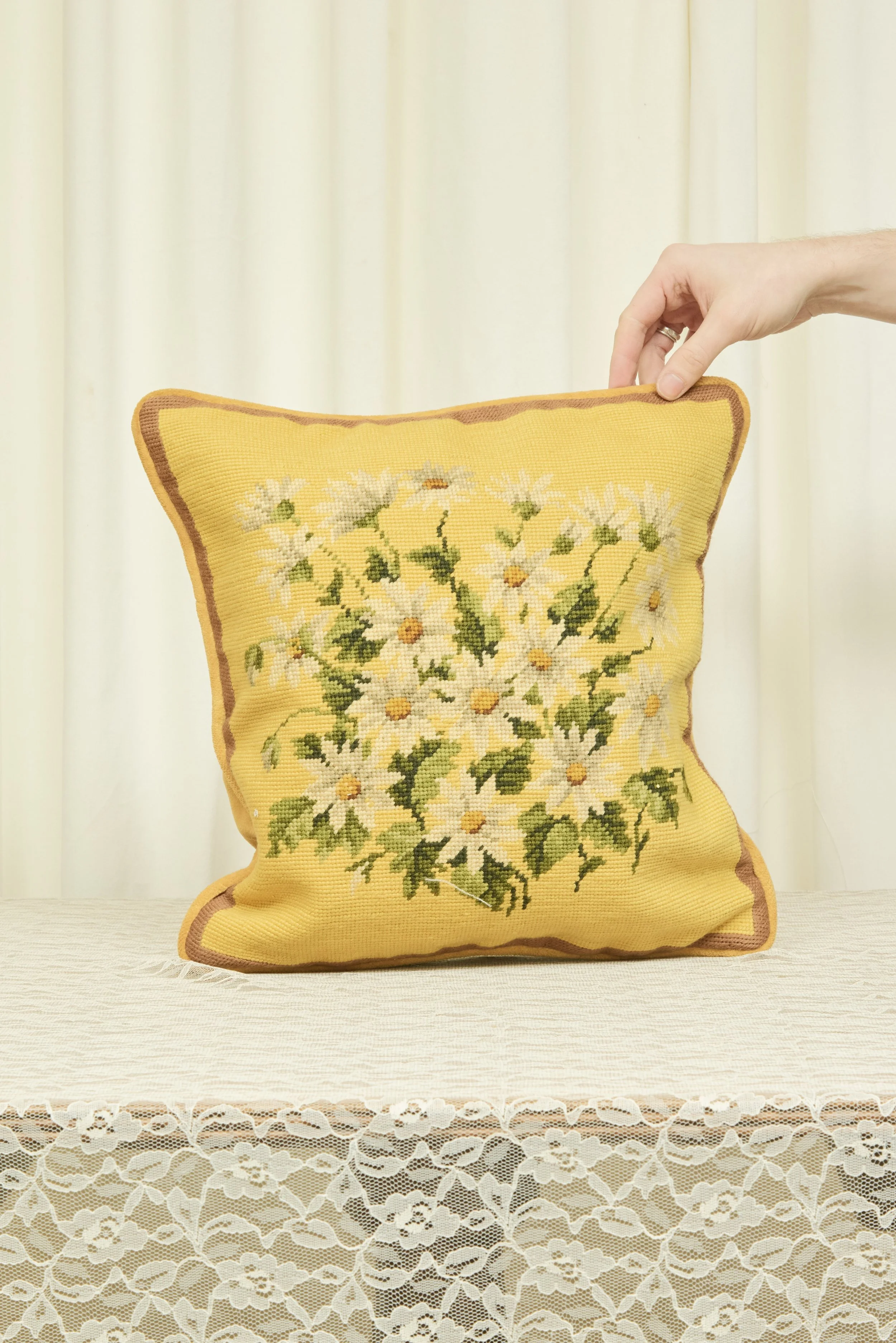 Vintage Daisy Needlepoint Pillowla