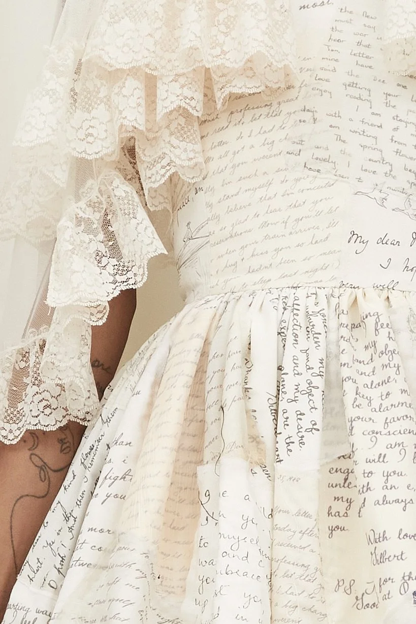 Robe Longue Vintage Love Letters – Noire – Taille M – Manches Longues – Détails Soignés
