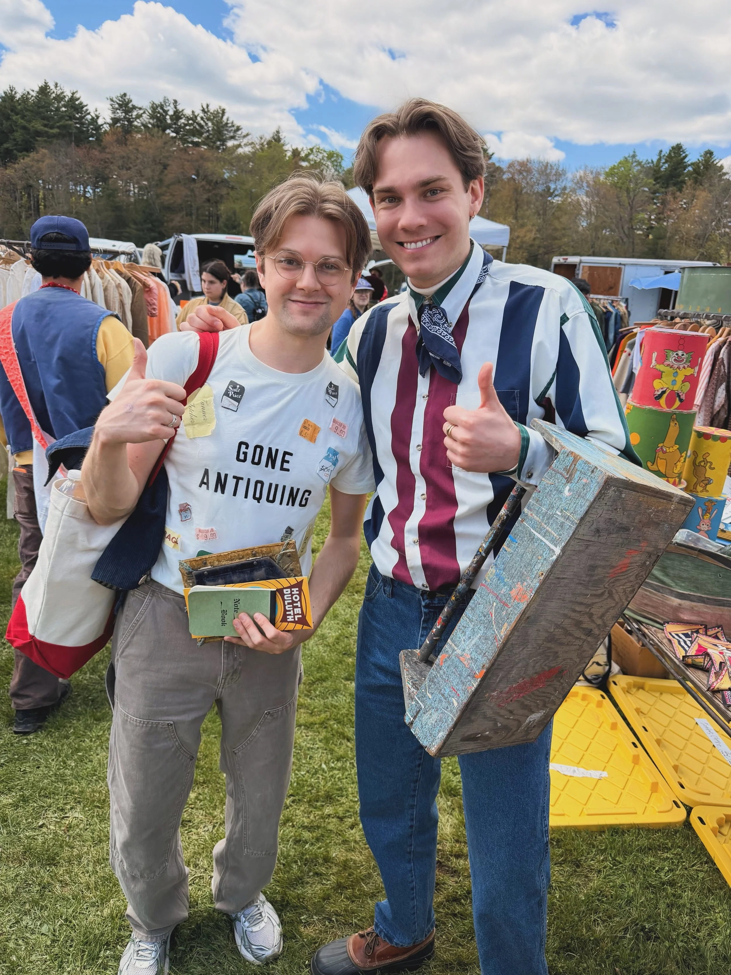 MY OH MY! Our first trip to the Brimfield Flea Markets certainly did not disappoint! We had an absolute ball and are already ready for the next one🤣

Some highlights:
1. 20 FIELDS of antiques 
2. Corn dogs at 10am
3. Meeting and having dinner with @