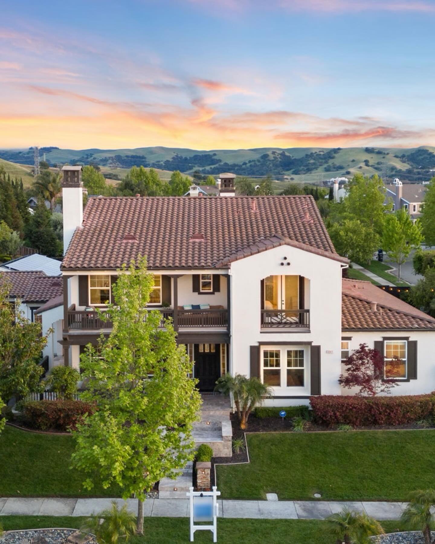 Fell in love with this home!! Down the road from wineries, parks &amp; minutes from downtown Livermore 📸🍷

Always such a pleasure working with @ramosregroup, a fellow husband and wife team! 🫶