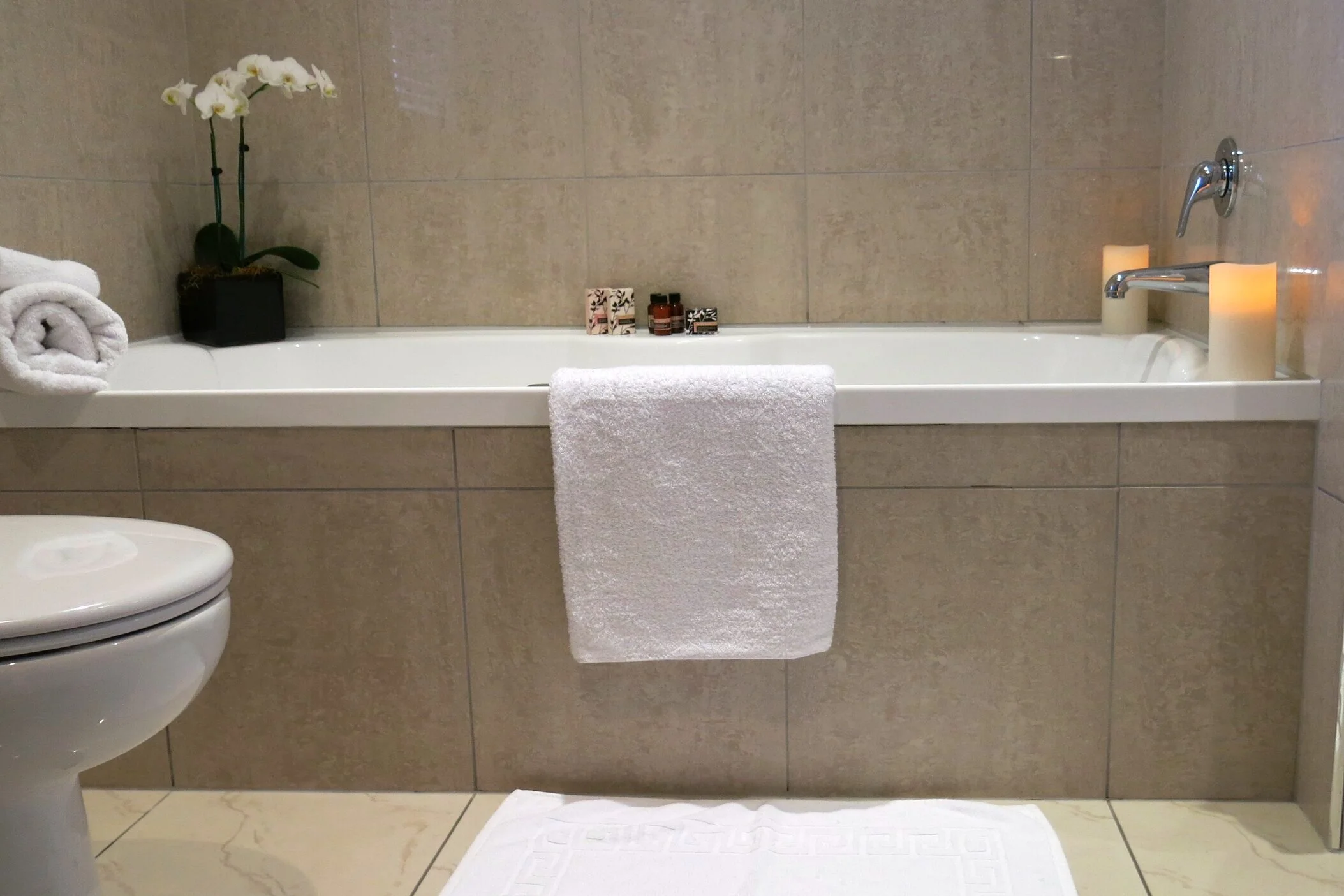 Spa+Studio+-+Bathroom.jpg