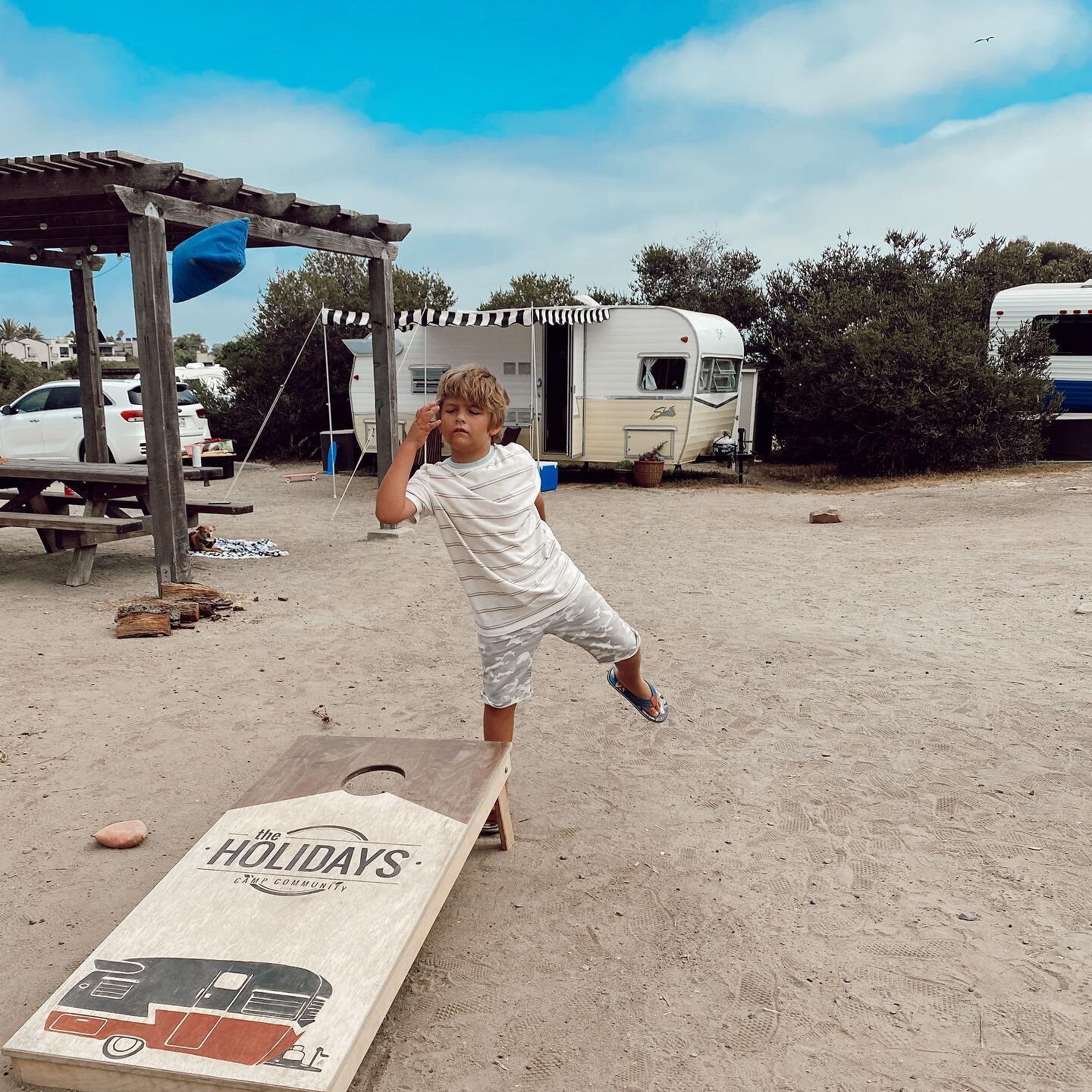 Game day with @jenn.harton @theholidaysca 🏆🥏🎯
.
.
.
#theholidaysca #campcommunity #campingwithkids #vintagetrailerrentals #sanclemente #sanclementestatebeach #cornhole #campinggames